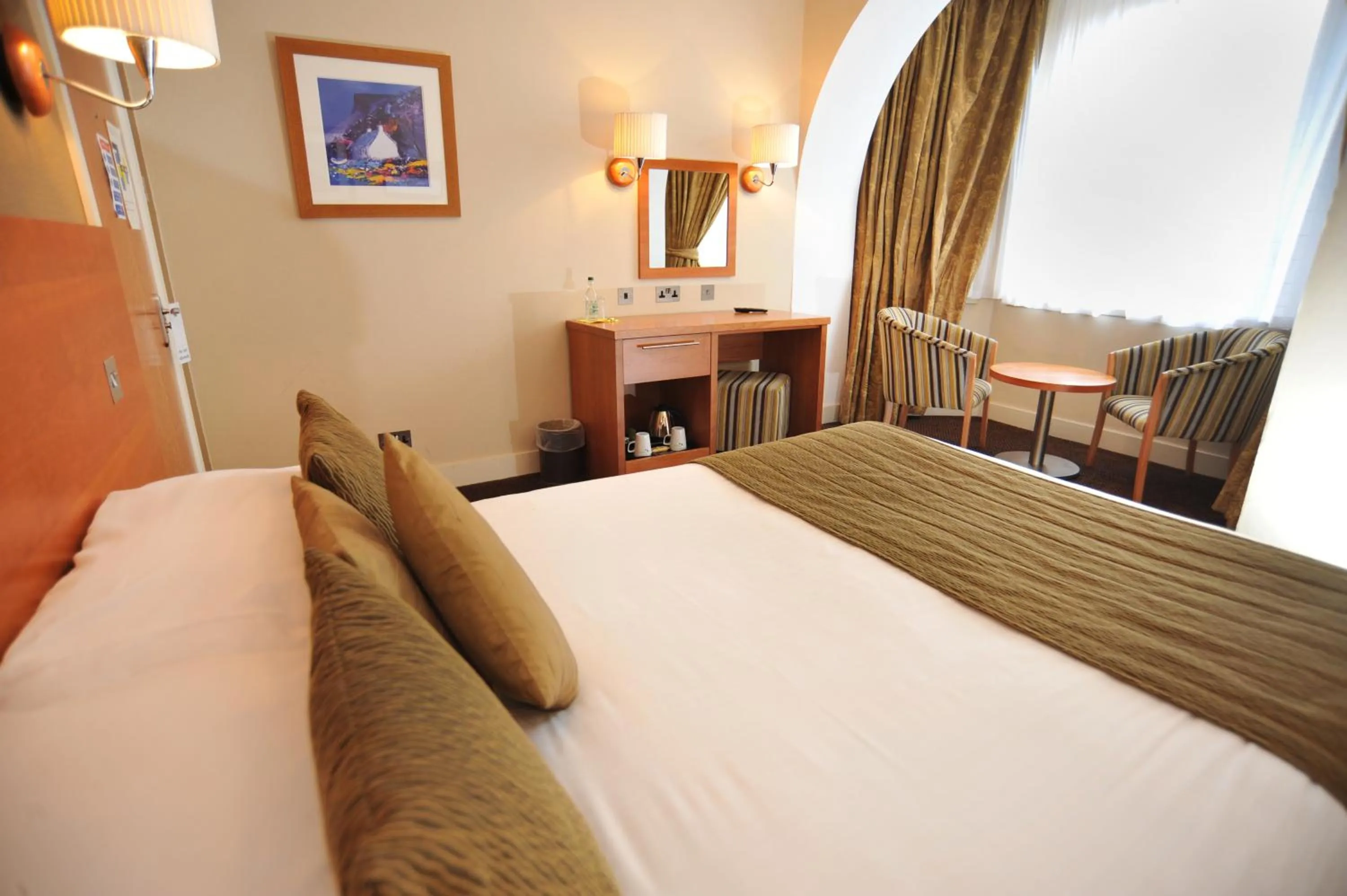 Photo of the whole room, Bed in Golden Lion Hotel