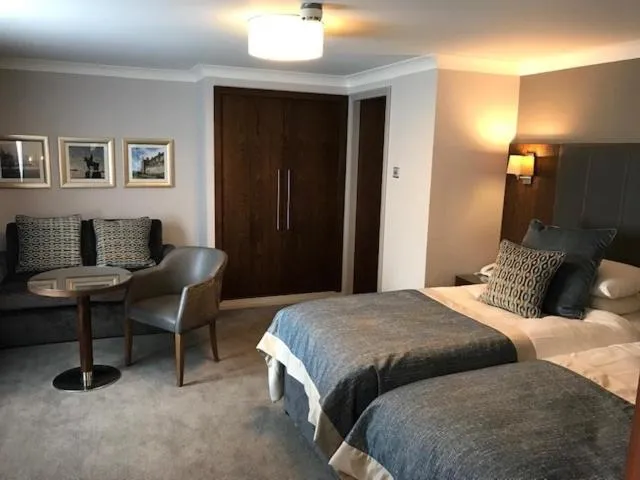 Photo of the whole room, Bed in Golden Lion Hotel