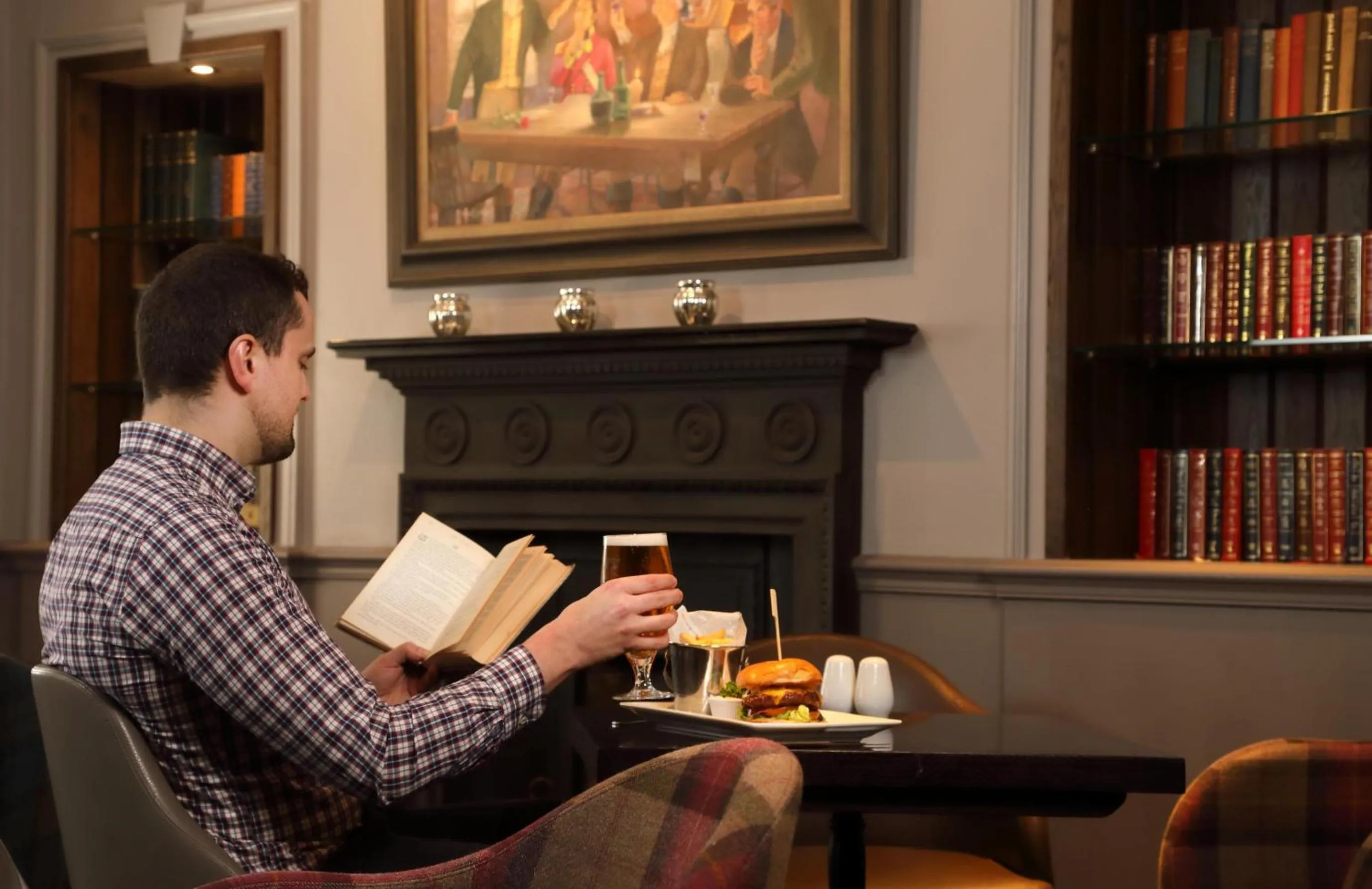 Lounge or bar in Golden Lion Hotel