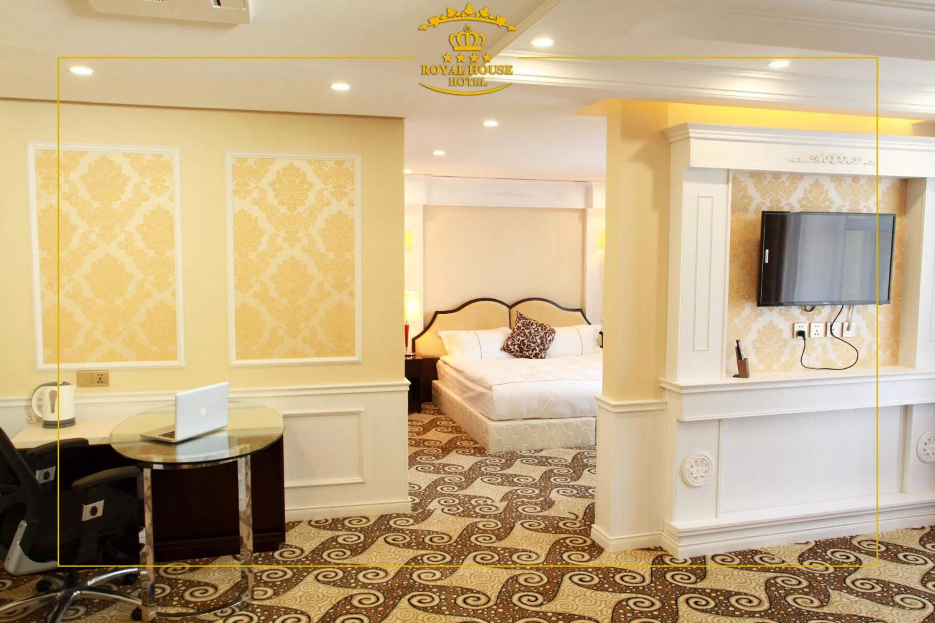 TV and multimedia, Bed in Royal House Hotel 2