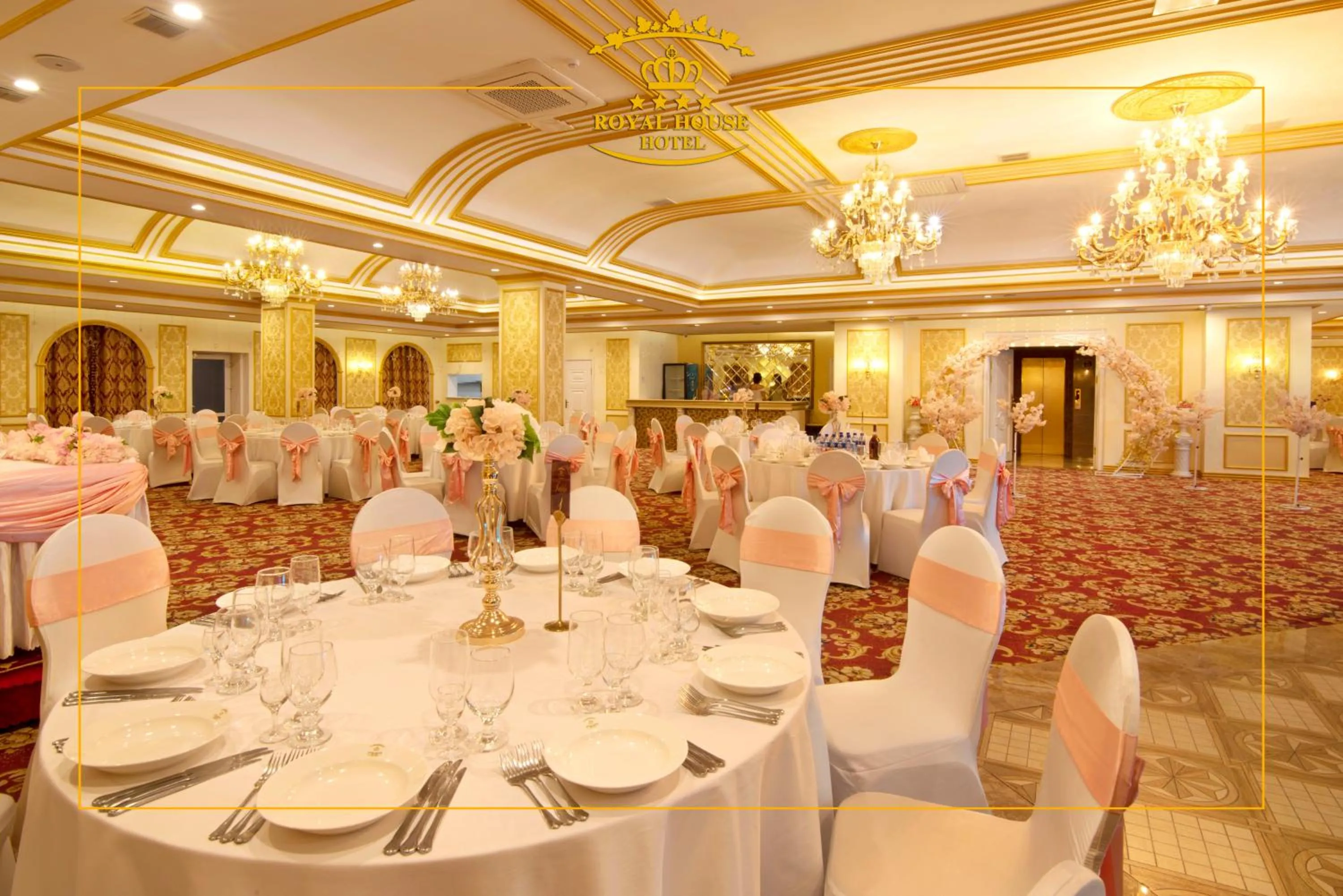 Restaurant/places to eat in Royal House Hotel 2