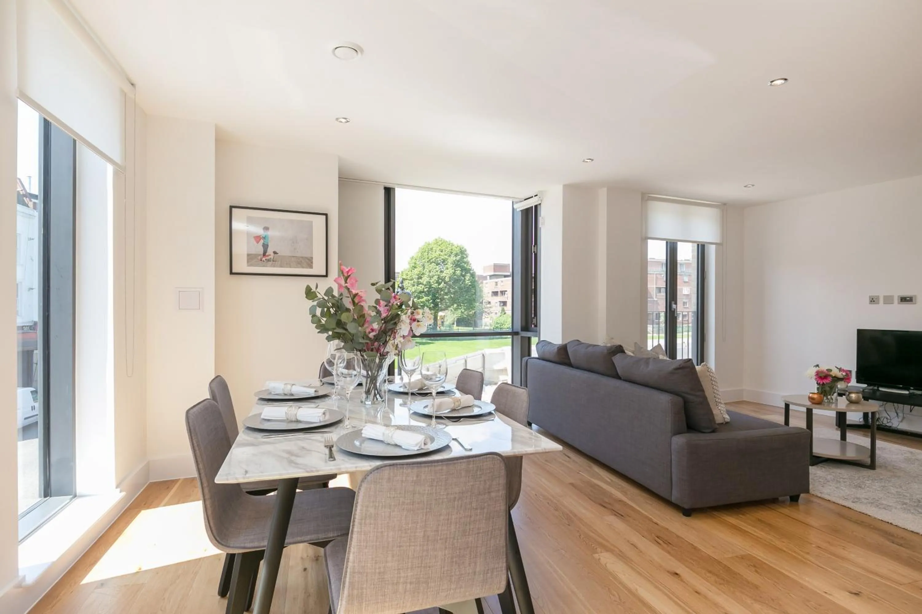 Communal lounge/ TV room, Dining Area in Urban Chic - Portobello