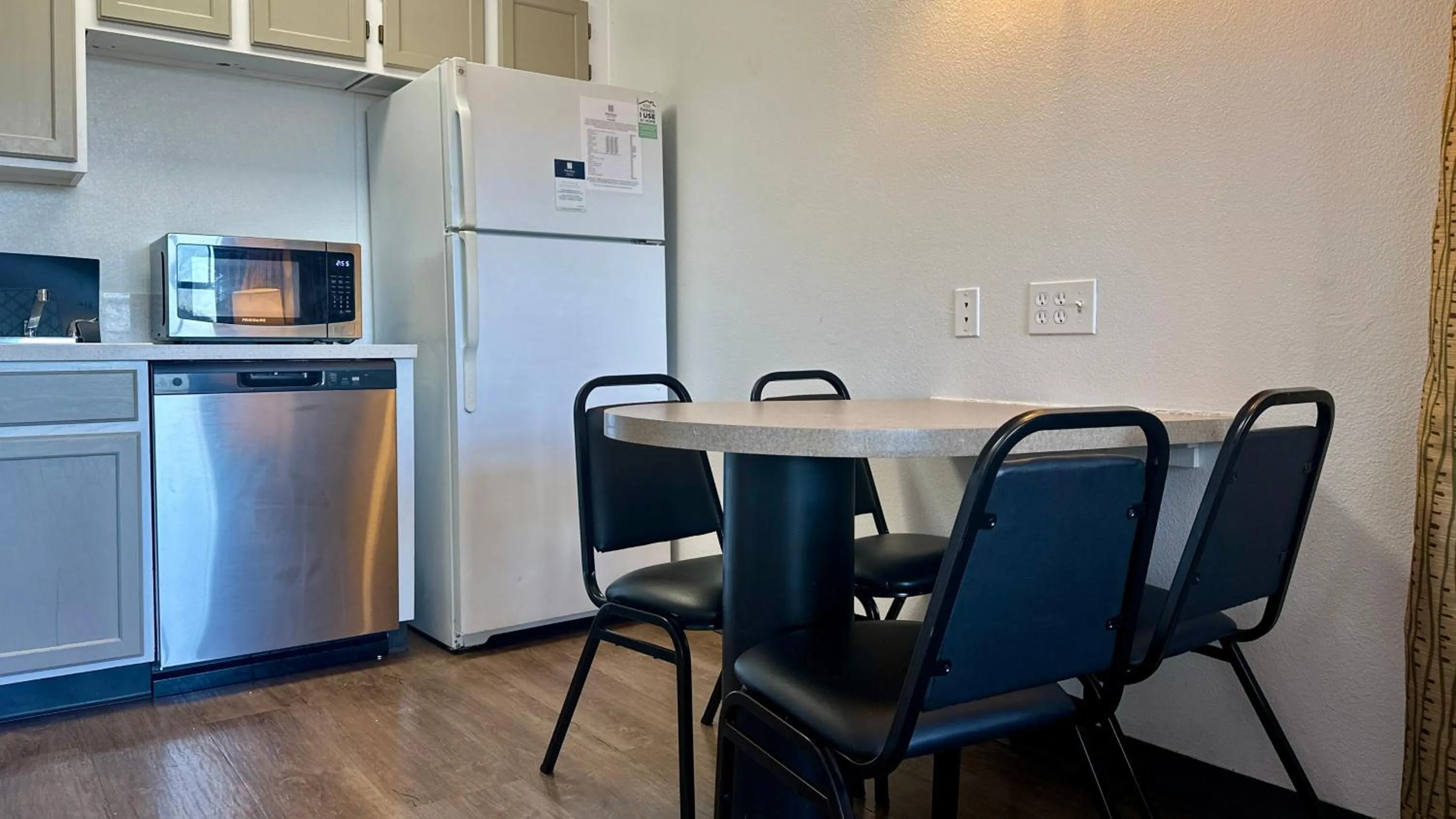 Dining area in MainStay Suites Las Vegas Flamingo