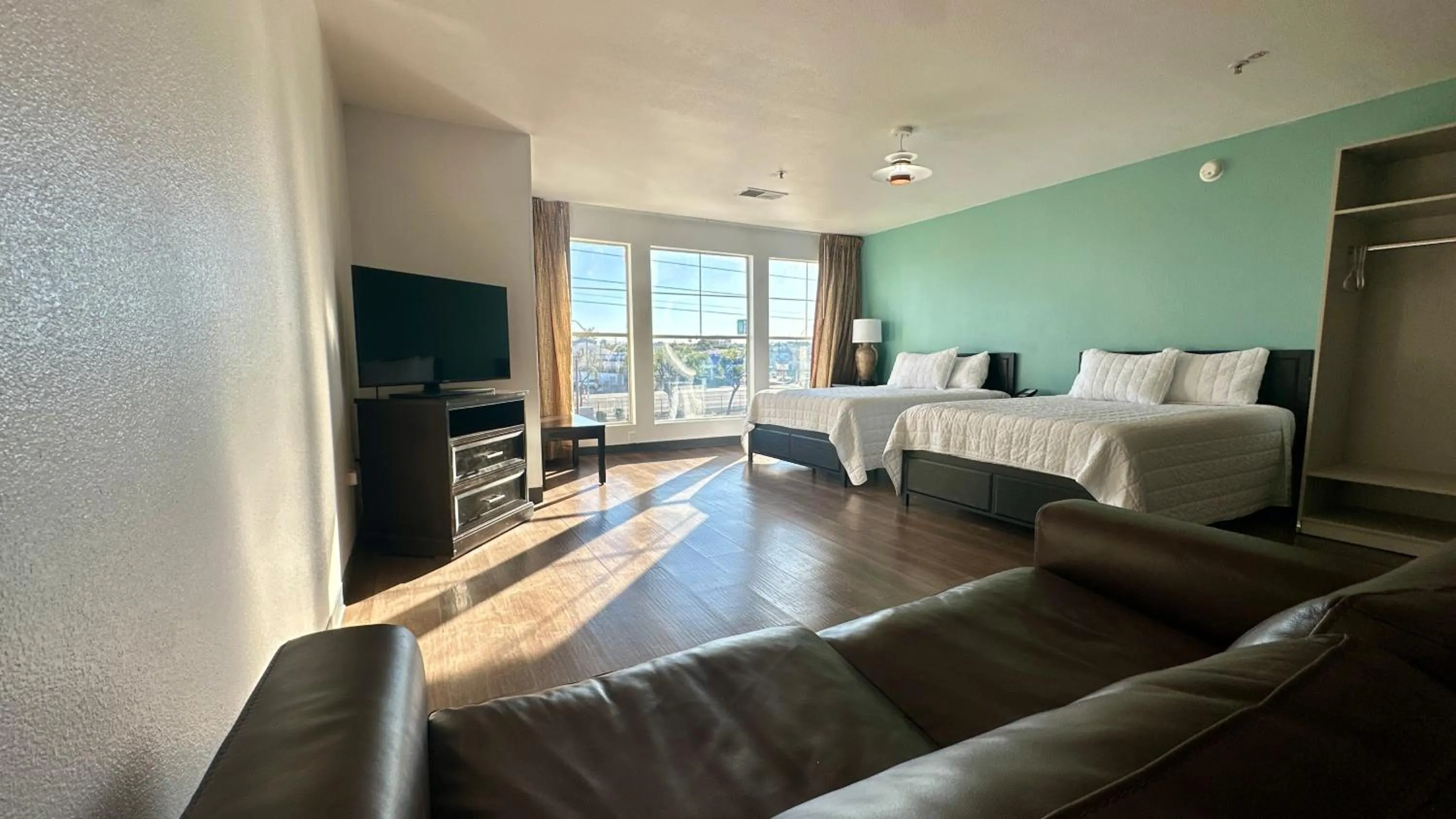 Living room, Bed in MainStay Suites Las Vegas Flamingo