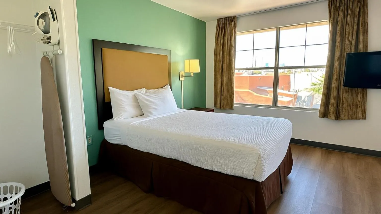 Bed in MainStay Suites Las Vegas Flamingo