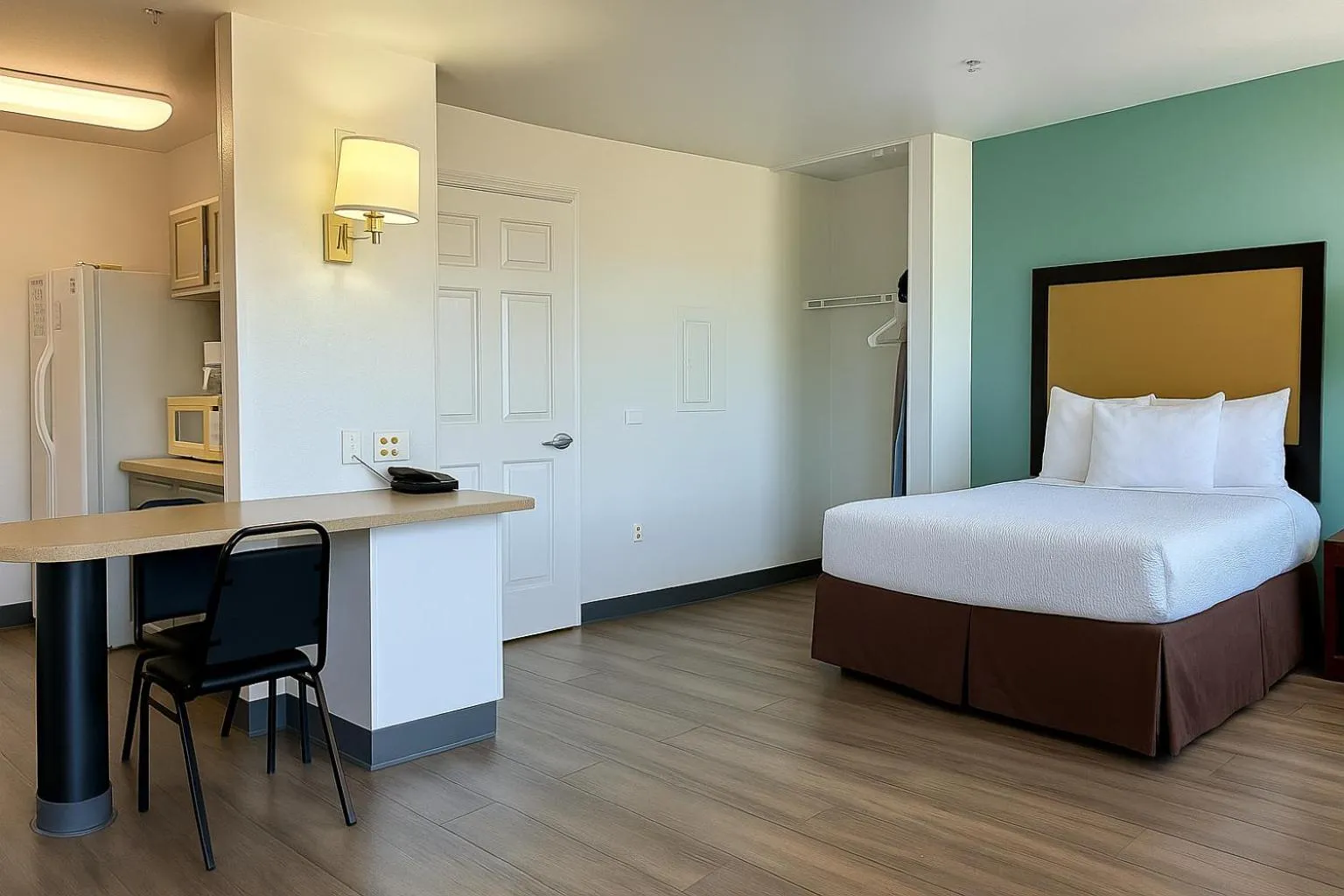 Dining area, Bed in MainStay Suites Las Vegas Flamingo