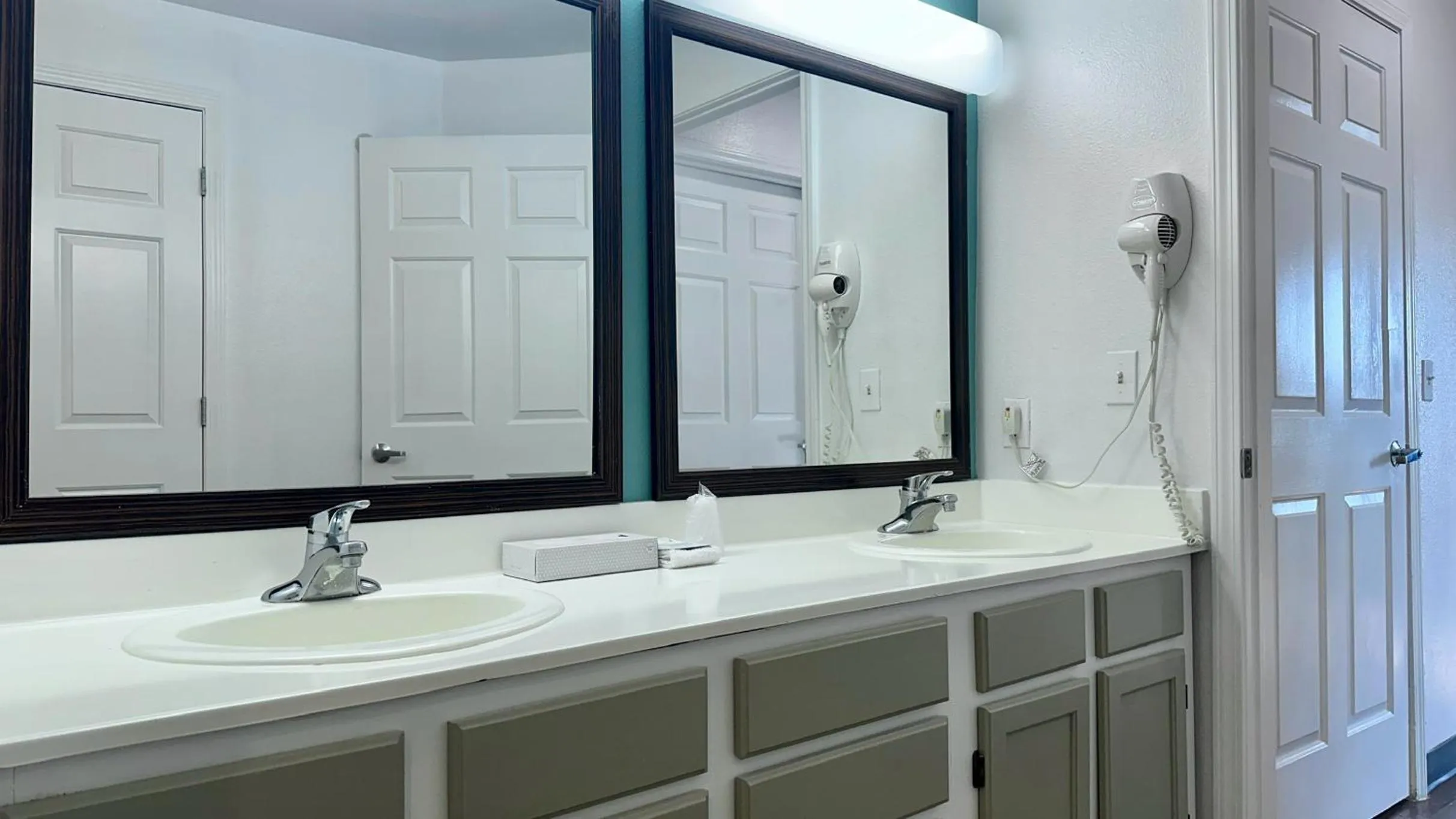 Bathroom in MainStay Suites Las Vegas Flamingo