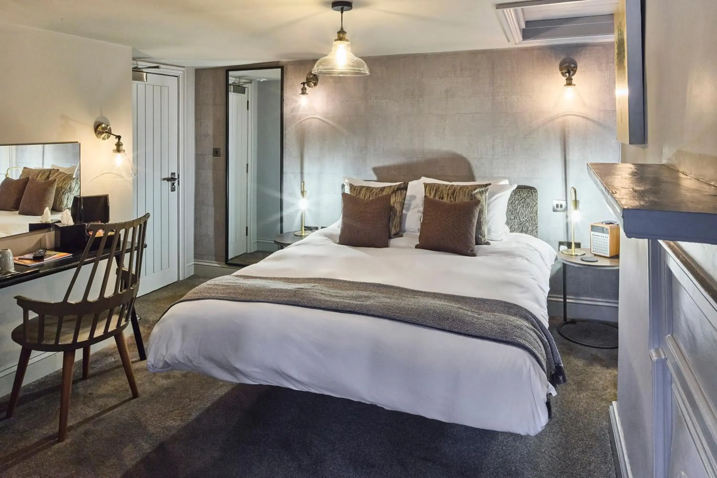 Traditional Double Room in The Chequers Inn, Thornham Traditional Double Room in The Chequers Inn, Thornham