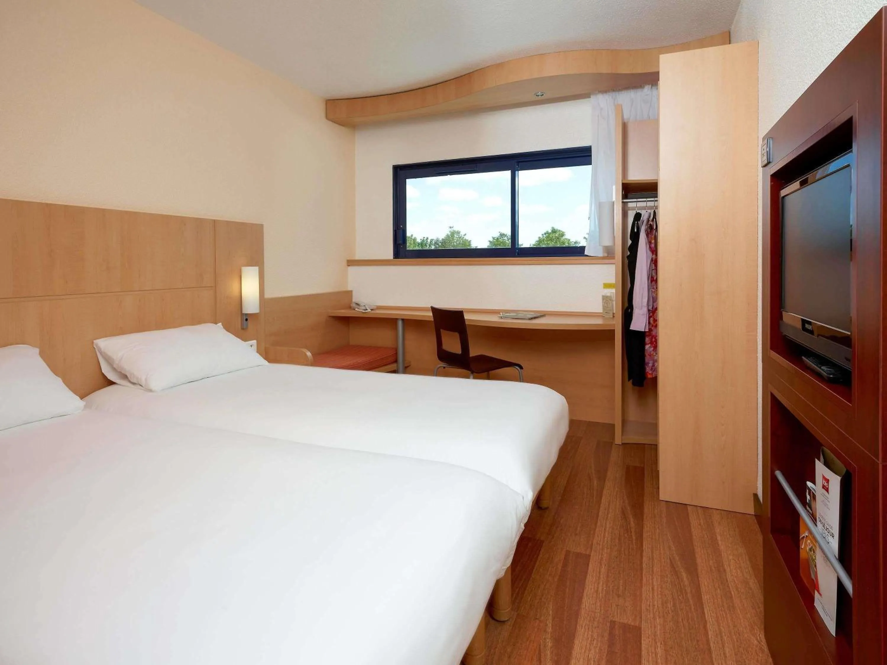 Bedroom, Bed in ibis Poitiers Site du Futuroscope