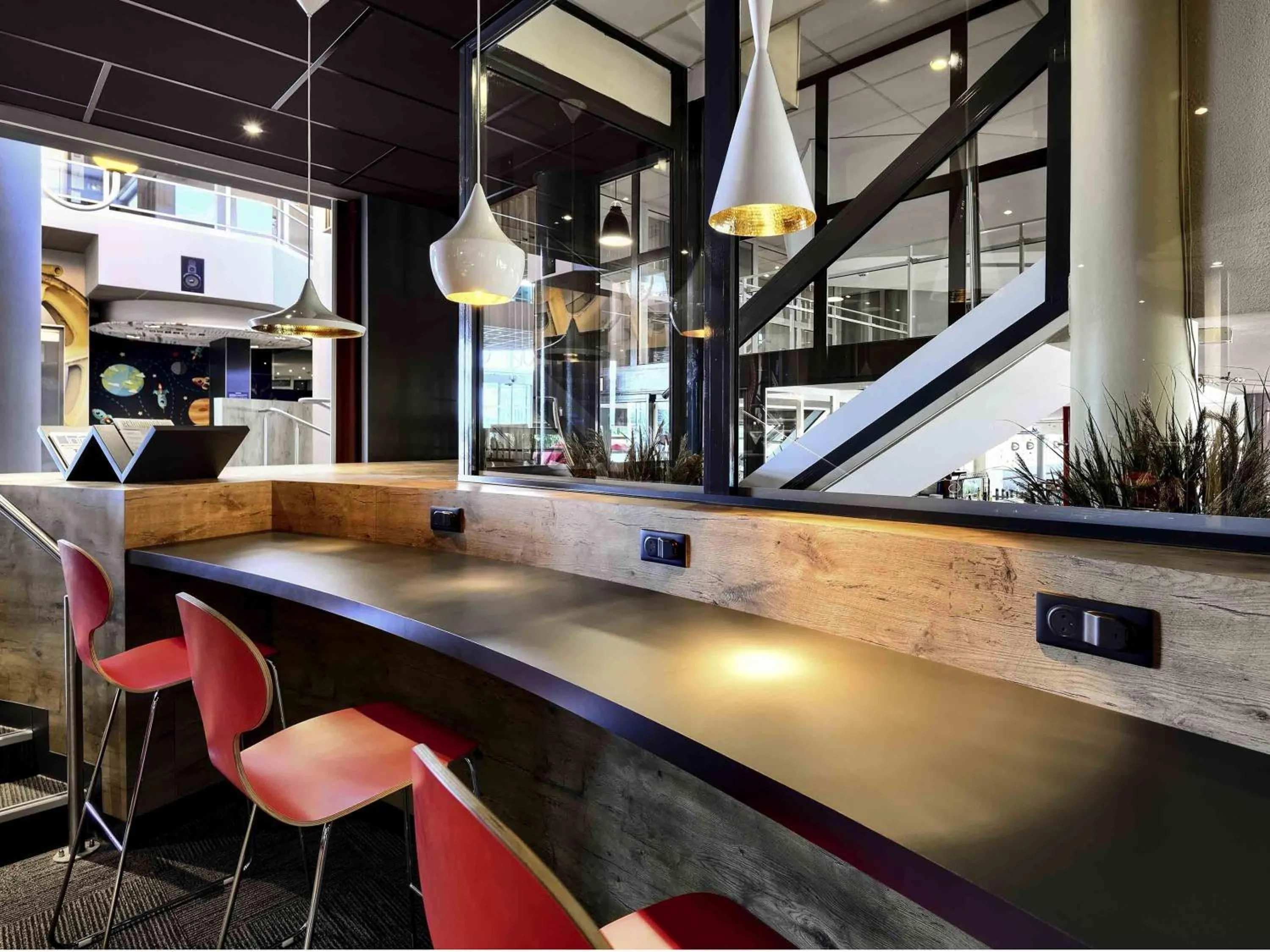 Lounge or bar in ibis Poitiers Site du Futuroscope