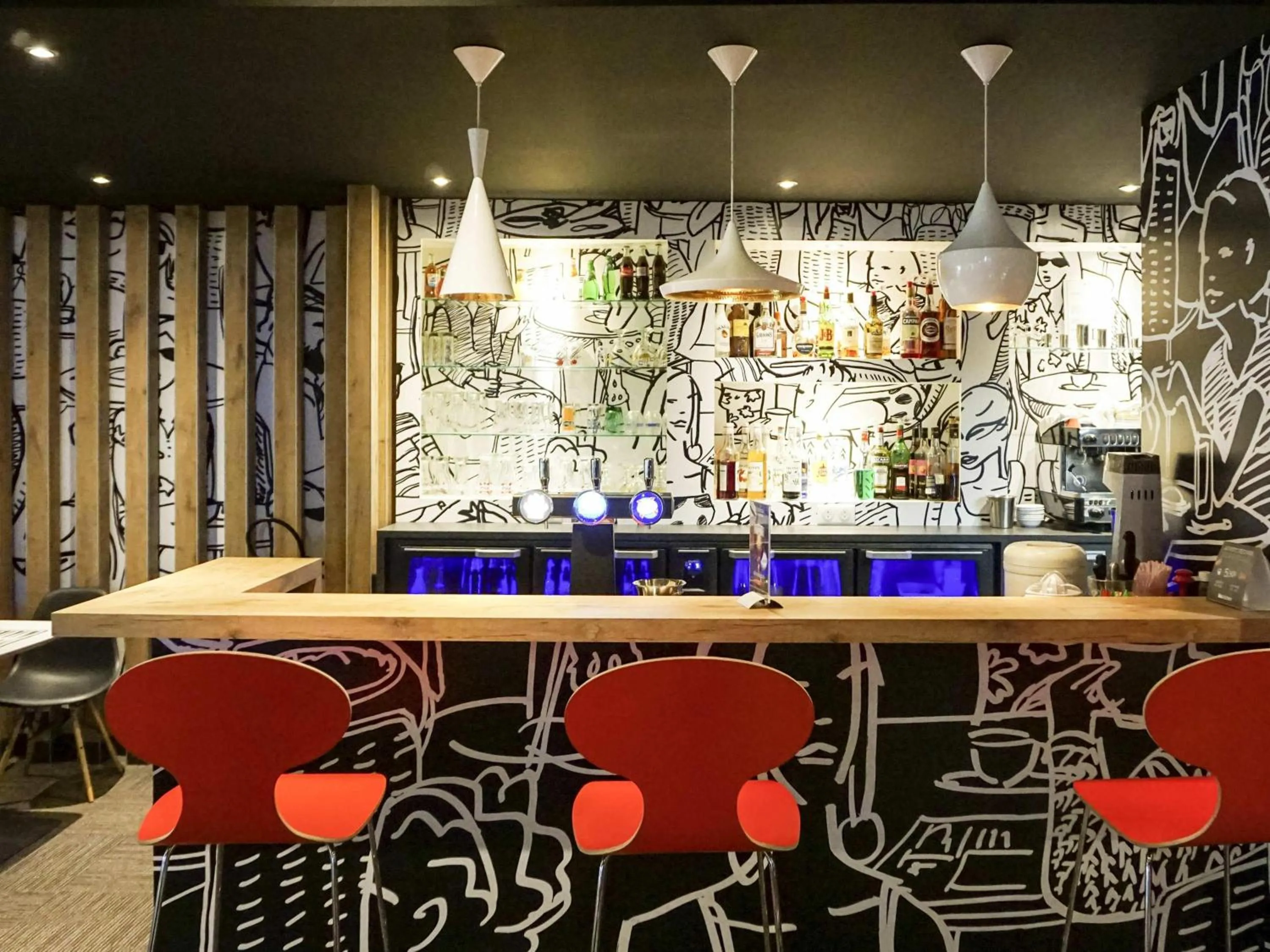 Lounge or bar in ibis Poitiers Site du Futuroscope