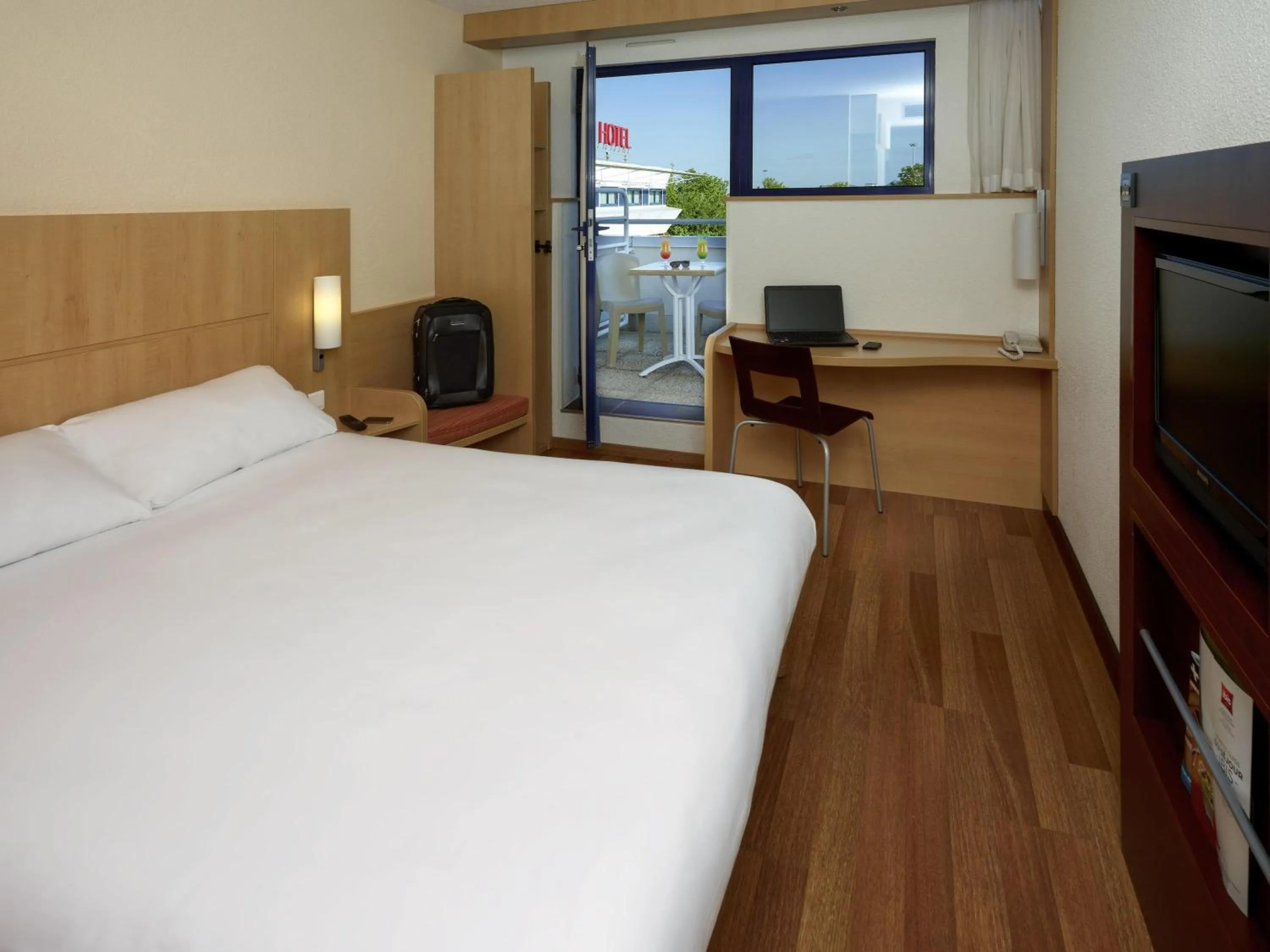 Bedroom, Bed in ibis Poitiers Site du Futuroscope