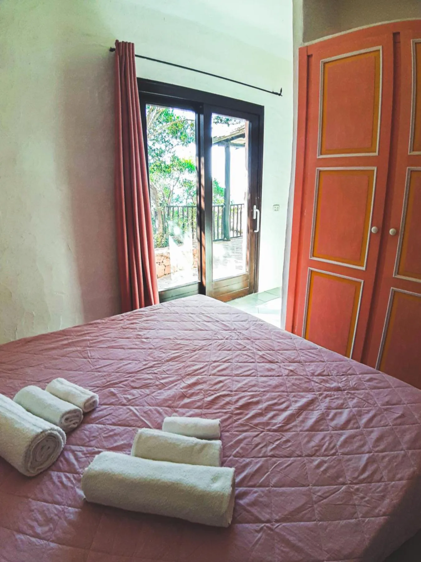 Photo of the whole room, Bed in Residence I Cormorani Bis