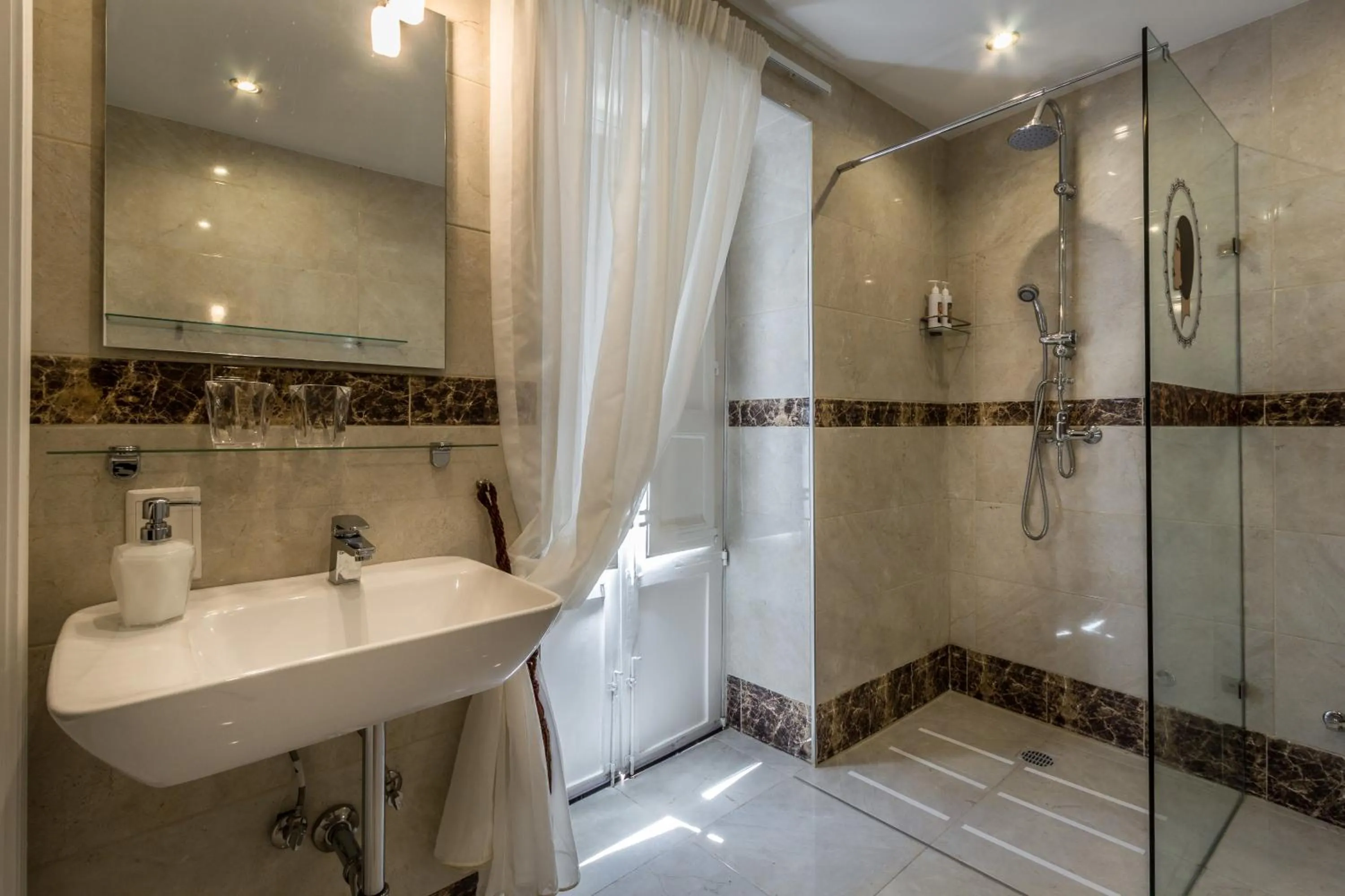 Shower in BOCO Boutique Hotel