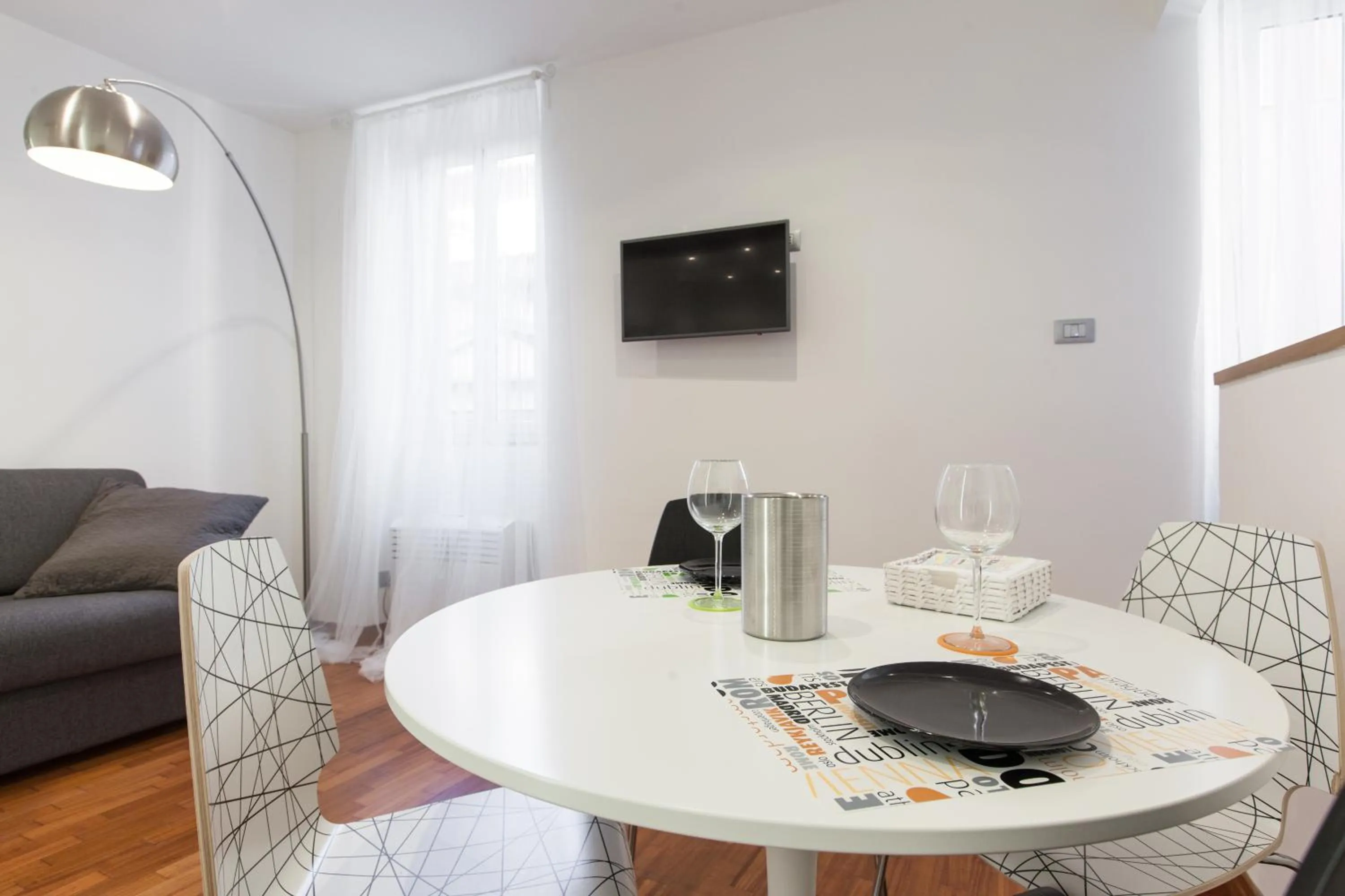 Dining area in Urbana Lodge, Monti