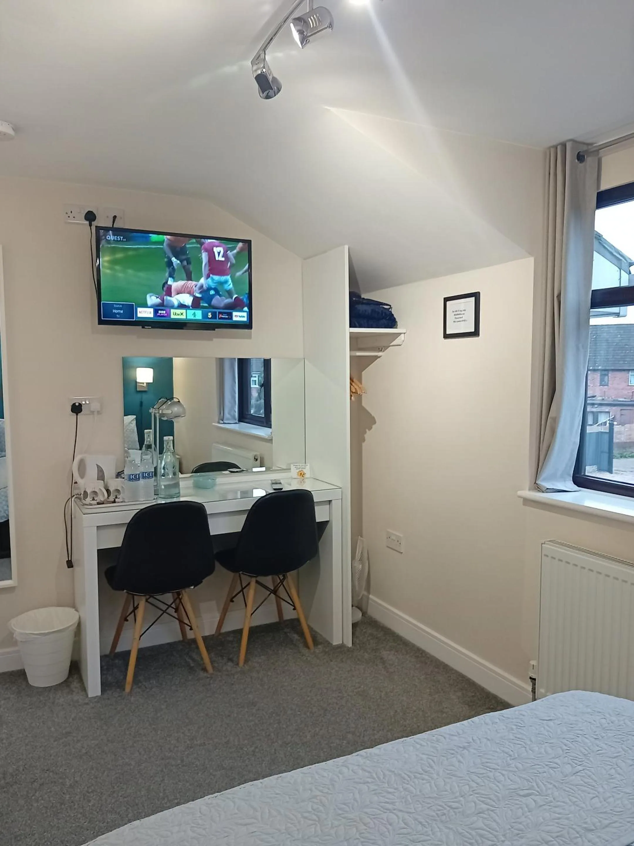 Bedroom, Bed in Middle House