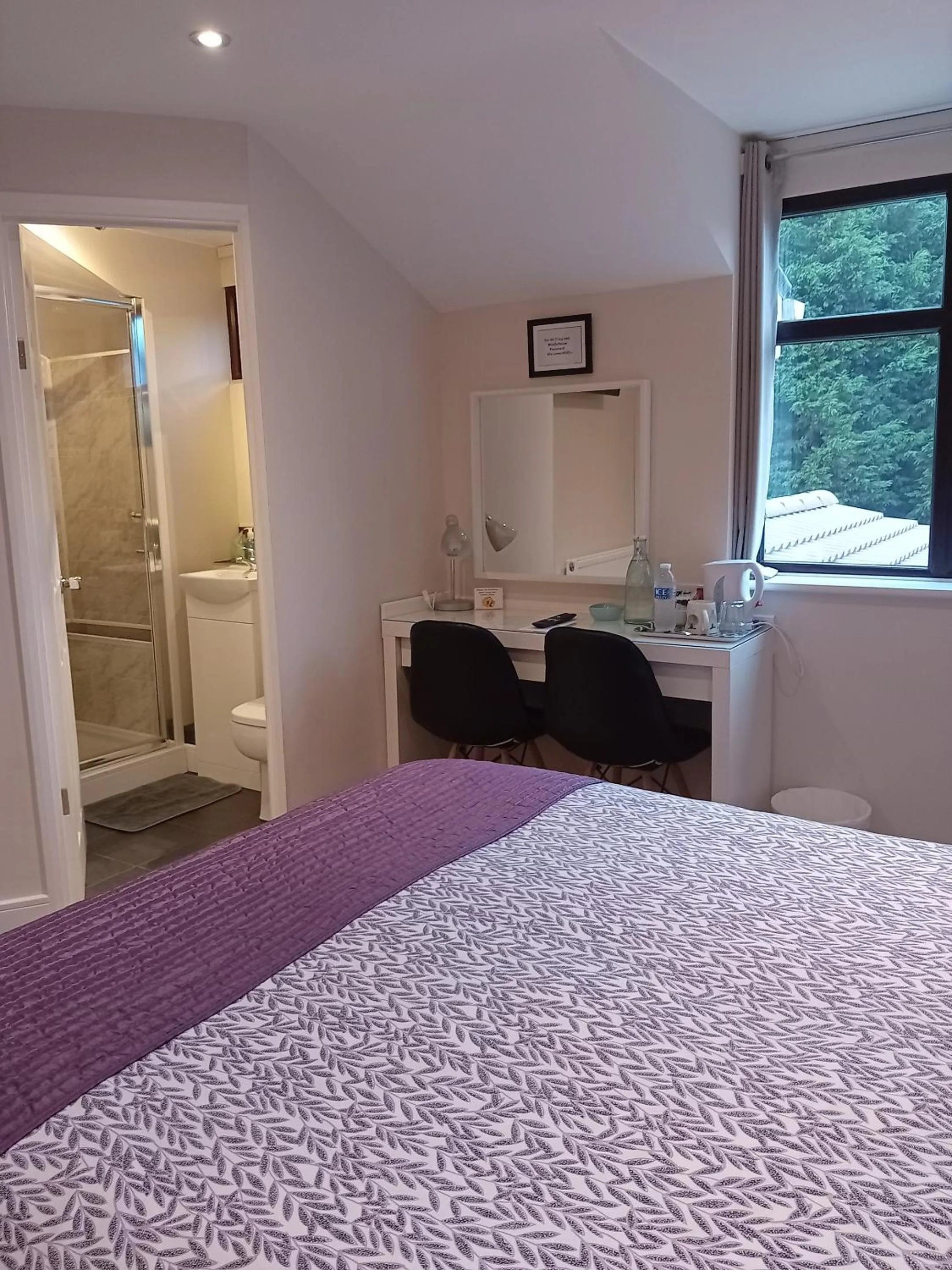 Bedroom, Bed in Middle House