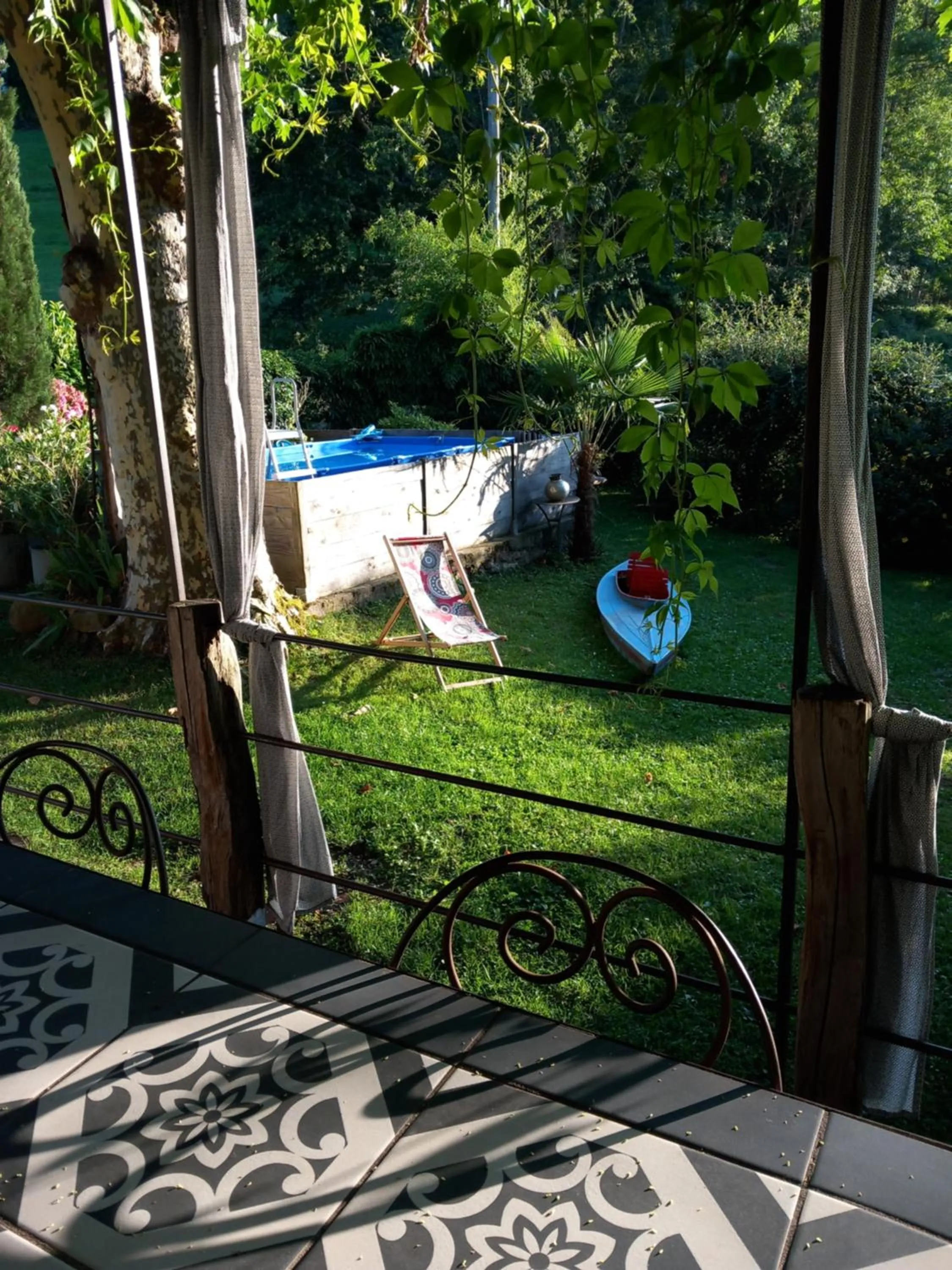Garden in la maison d'Anna chambres d hôtes