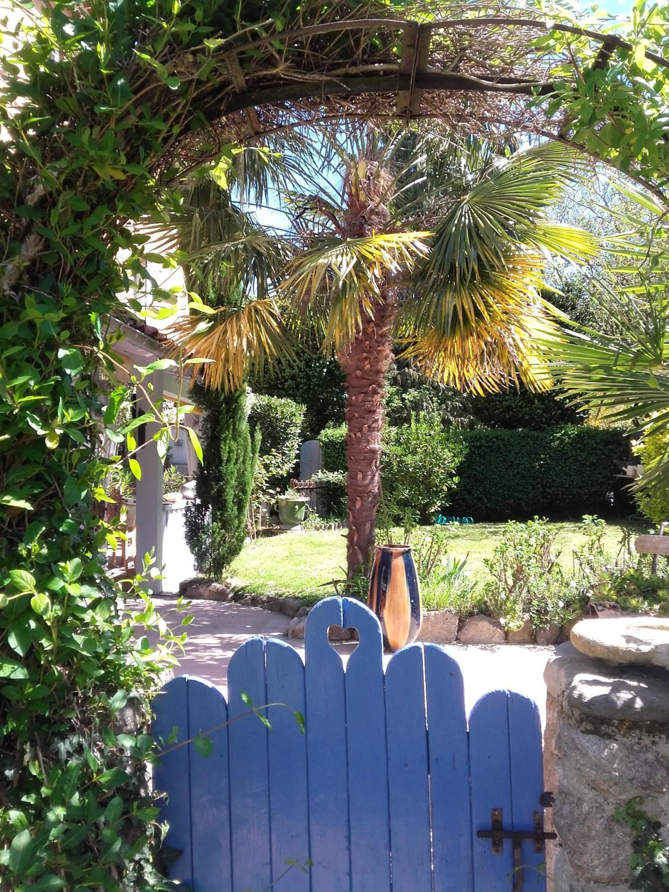 Garden in la maison d'Anna chambres d hôtes