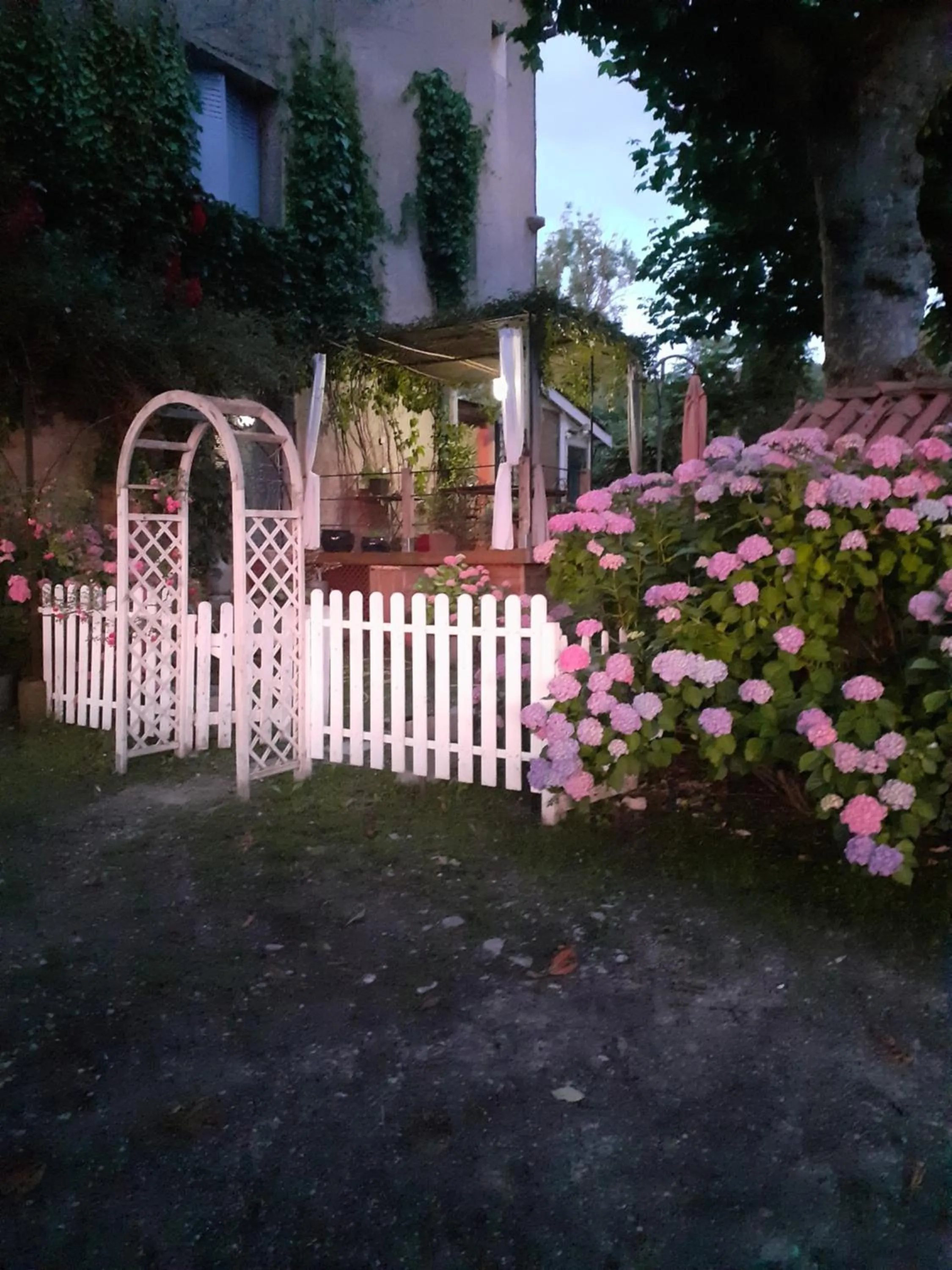 Garden in la maison d'Anna chambres d hôtes