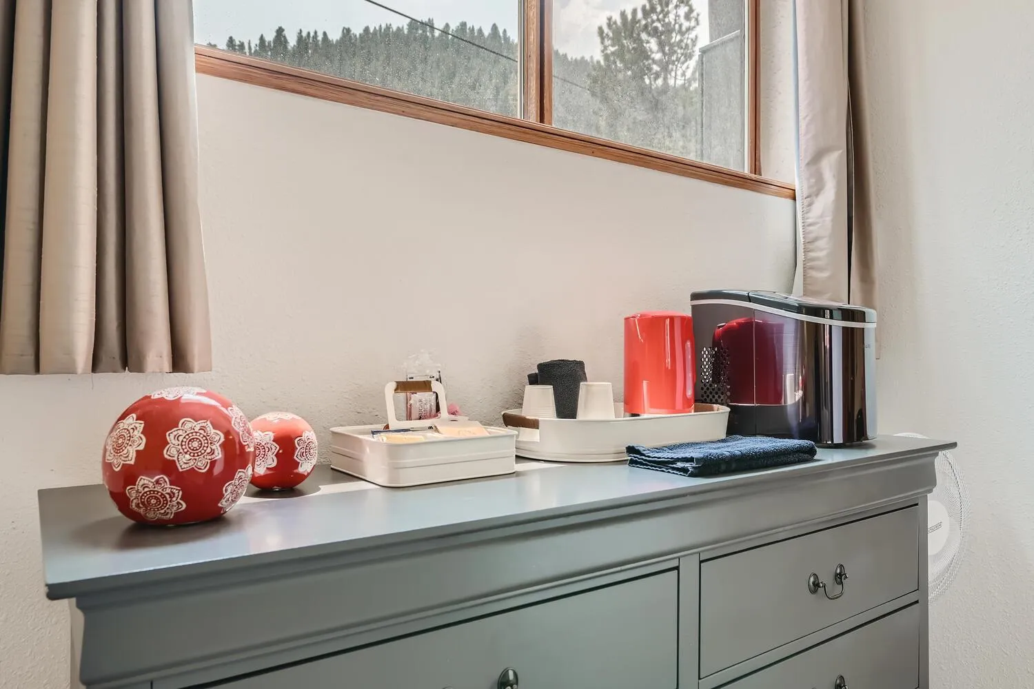 Coffee/tea facilities in Uplift Inn