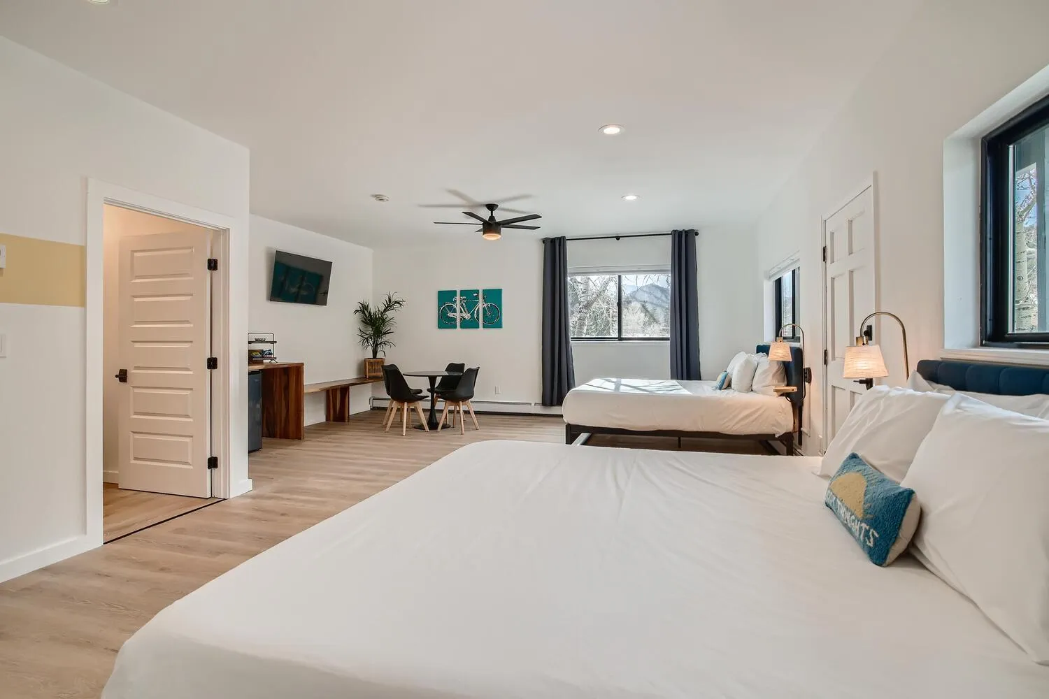 Photo of the whole room, Bed in Uplift Inn