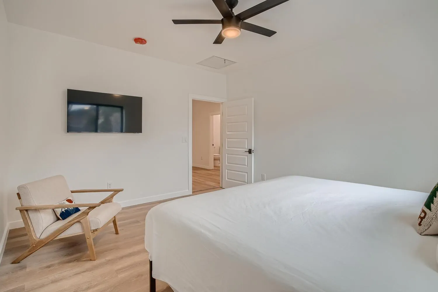 Photo of the whole room, Bed in Uplift Inn