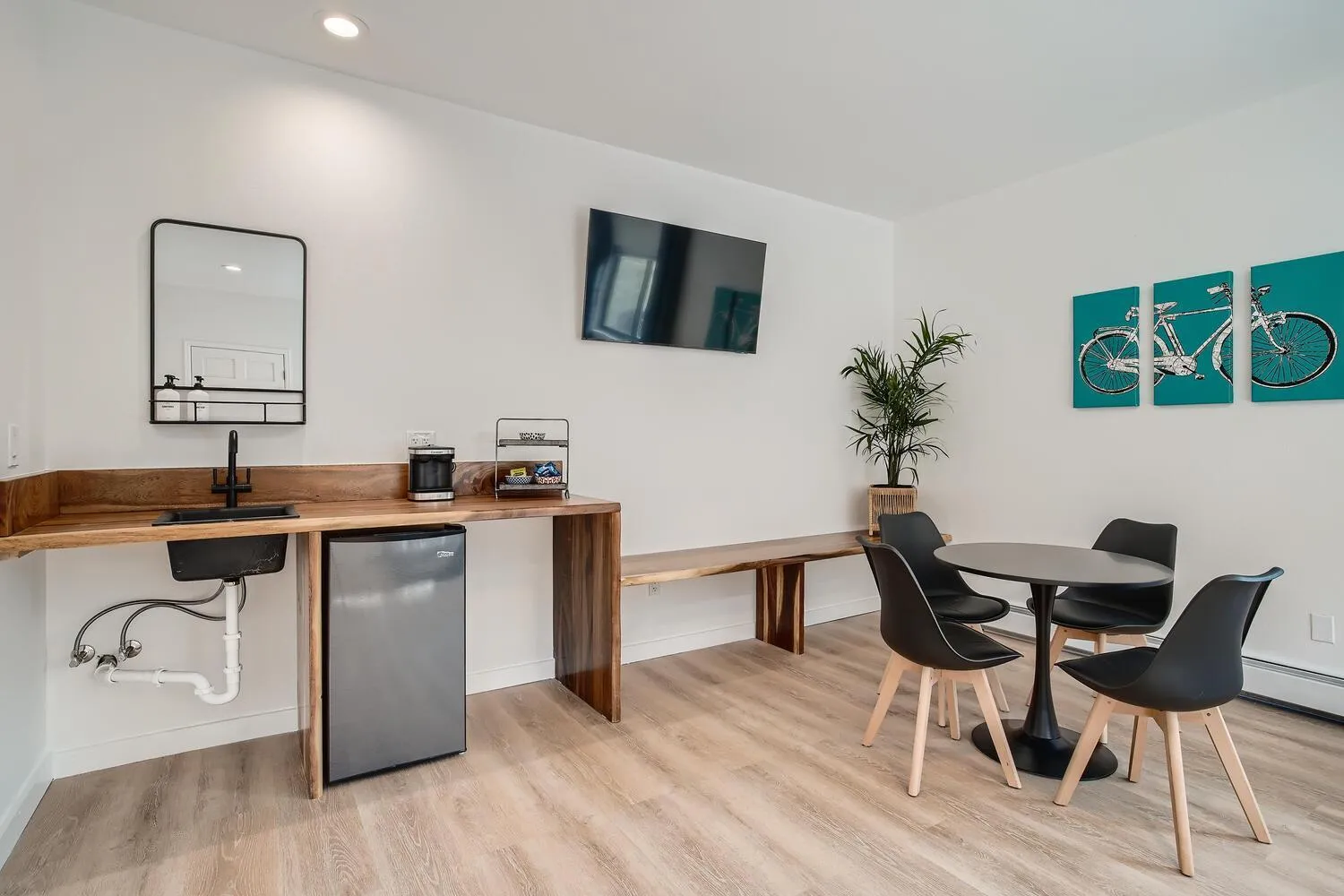 Coffee/tea facilities in Uplift Inn