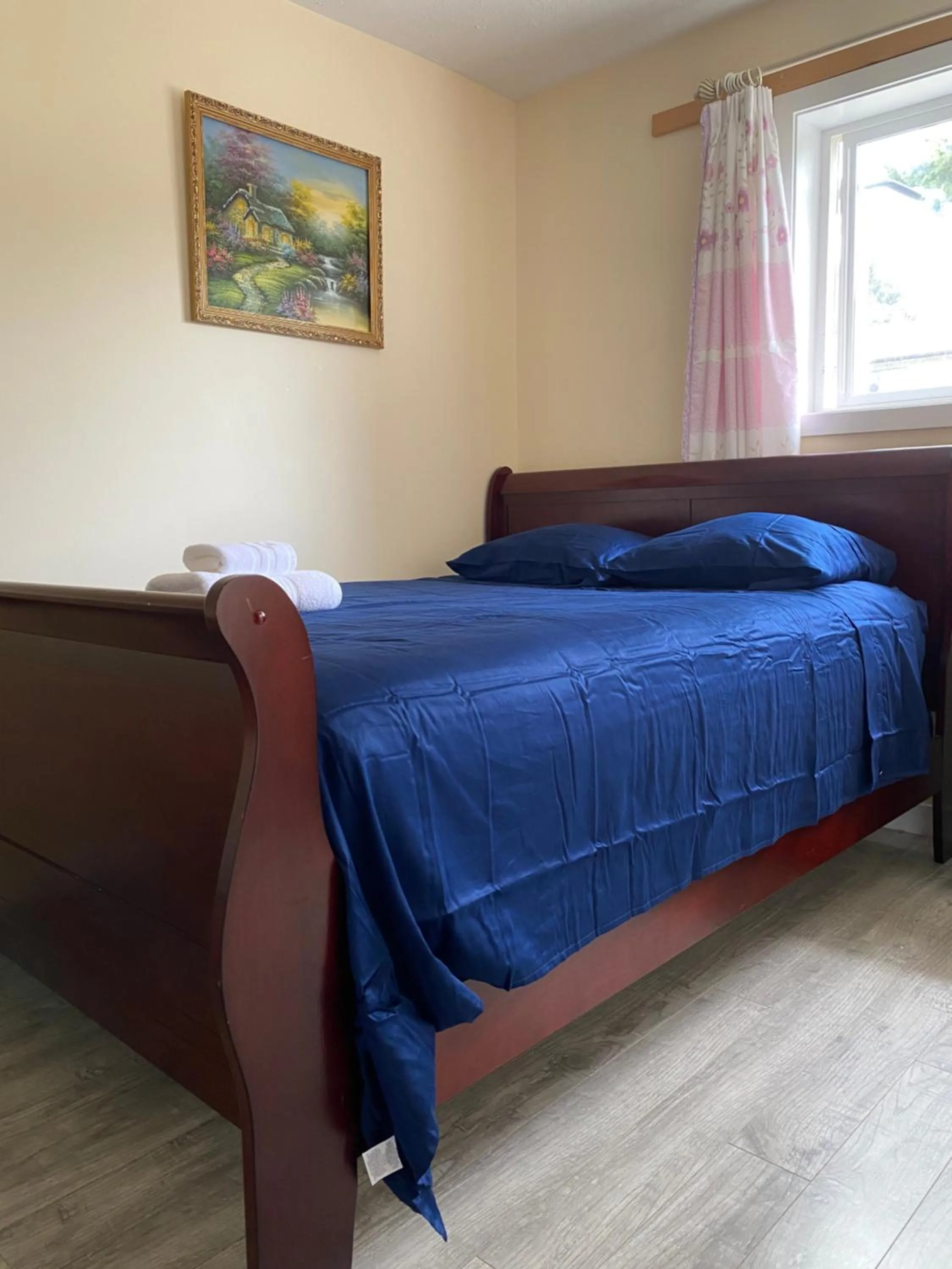 Bed in Richmond Vancouver Airport Comfy Home