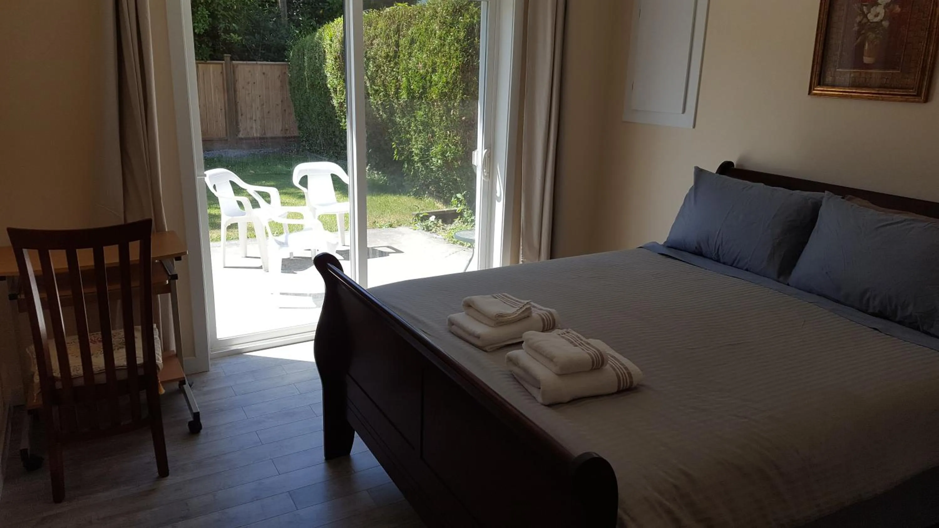 Bed in Richmond Vancouver Airport Comfy Home