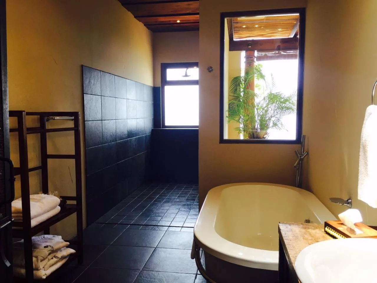 Bathroom, Bed in Hotel Casa Palopo