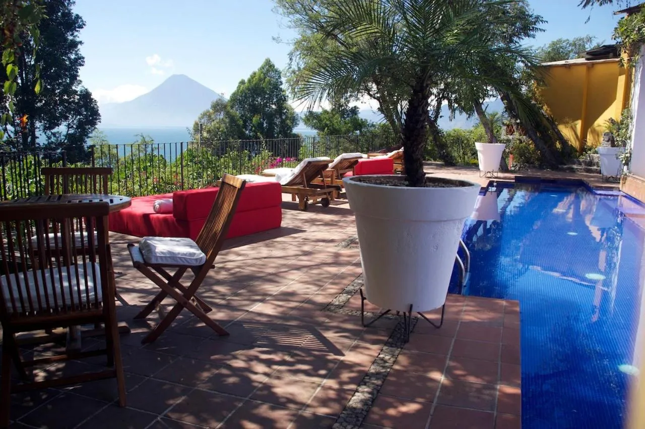 Swimming pool in Hotel Casa Palopo