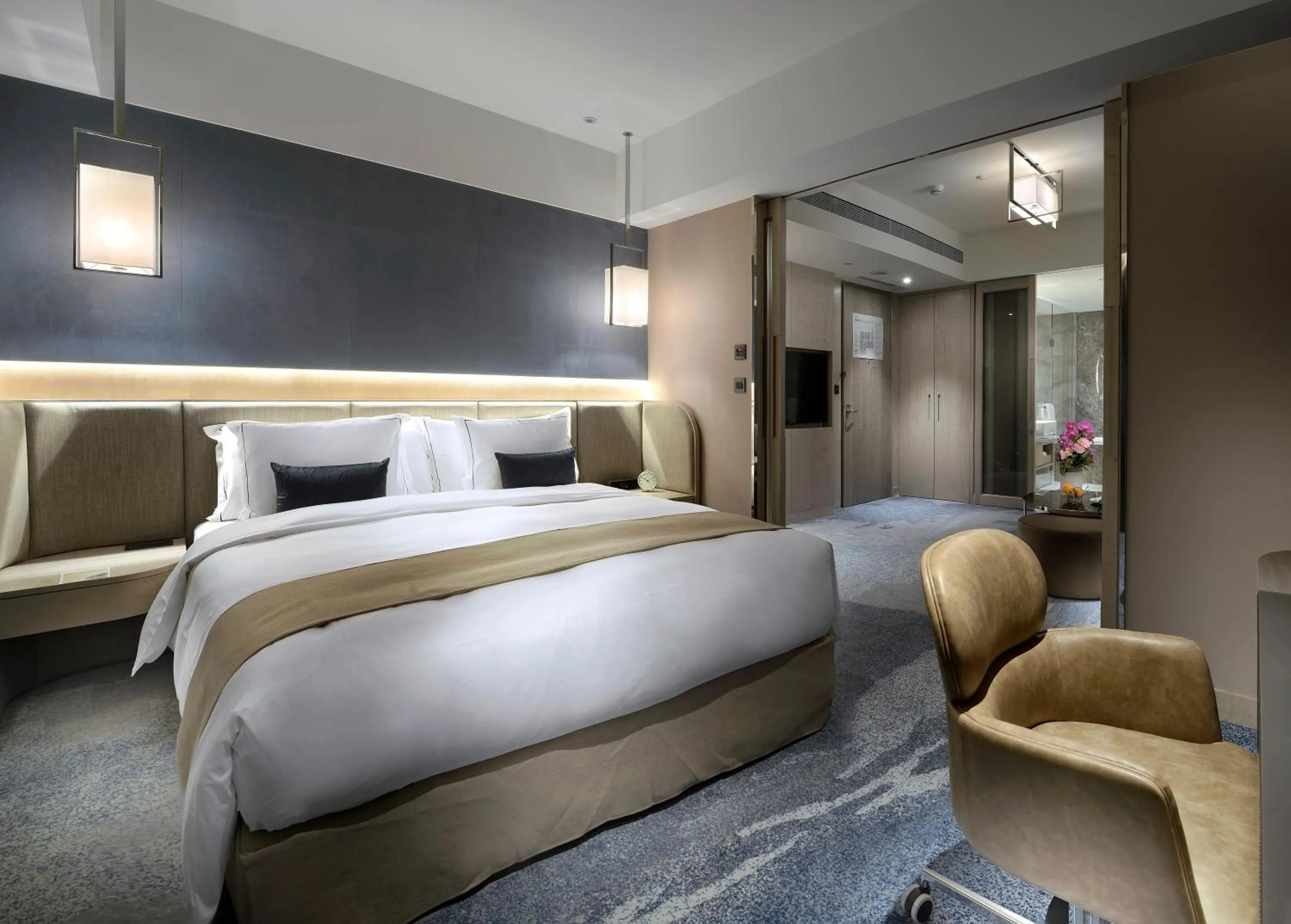 Bedroom, Bed in Caesar Park Hotel Banqiao