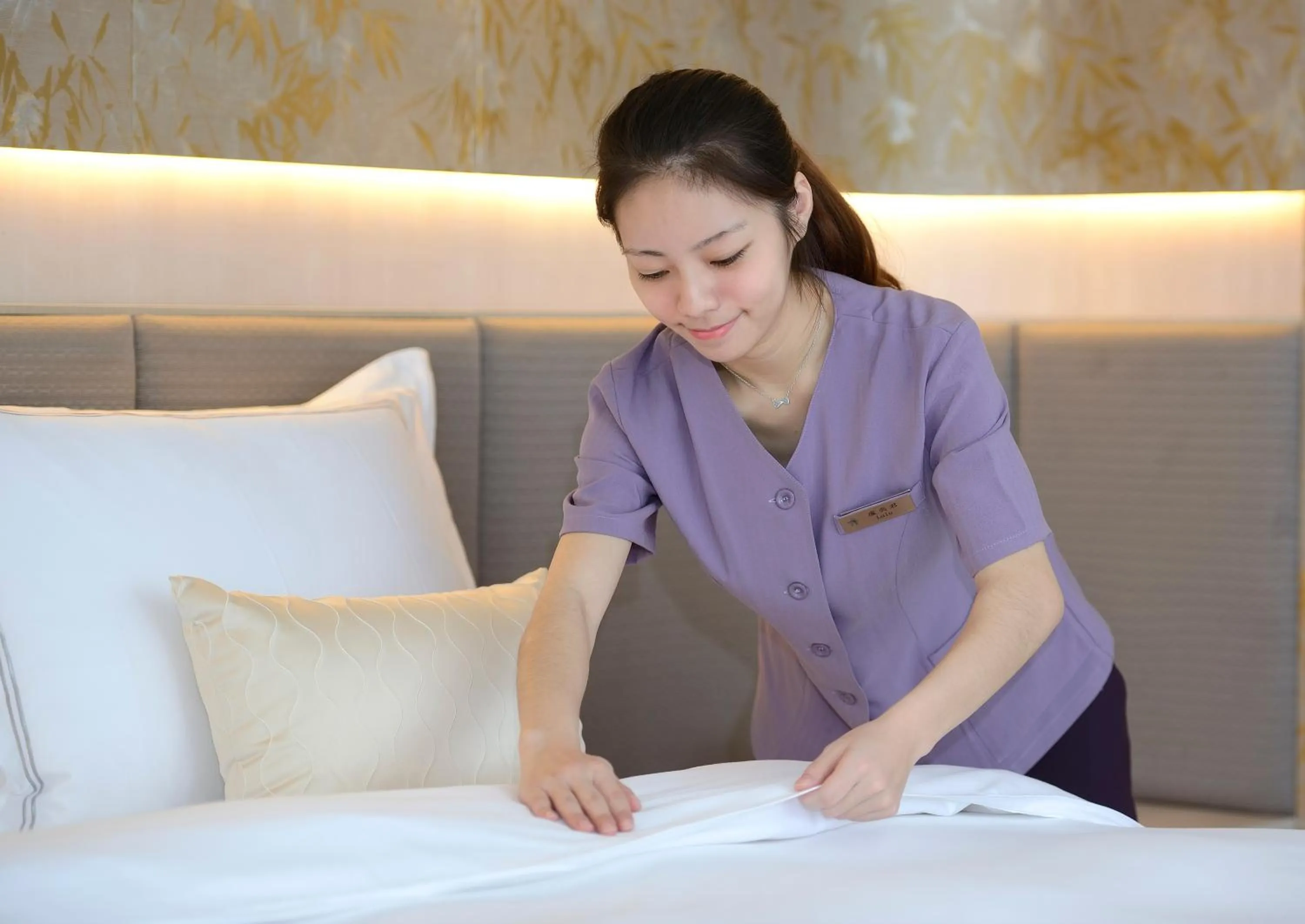 Staff, Bed in Caesar Park Hotel Banqiao
