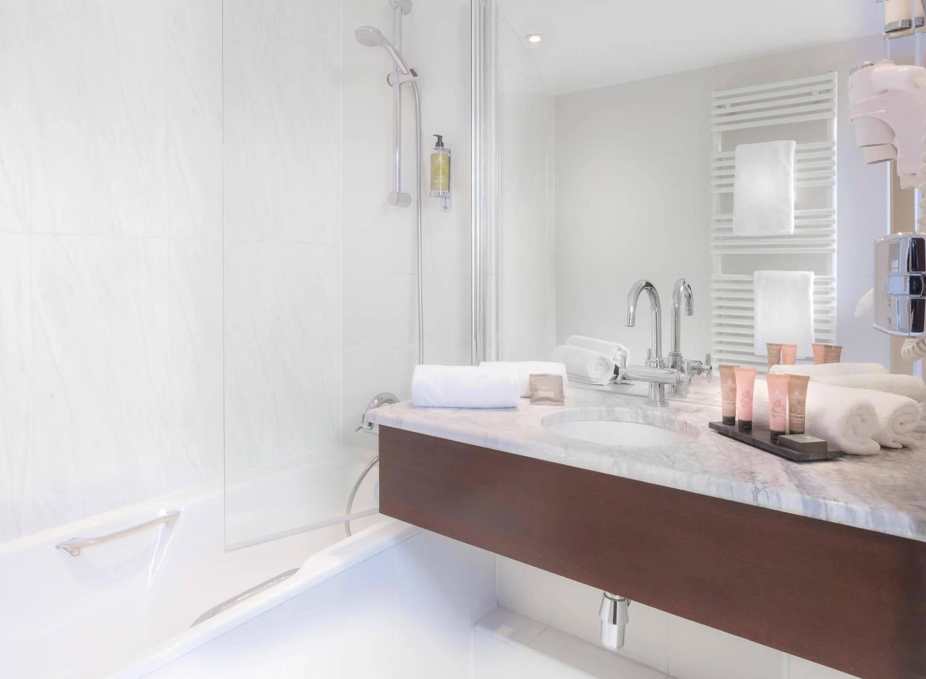 Bathroom, Bed in Montfleuri