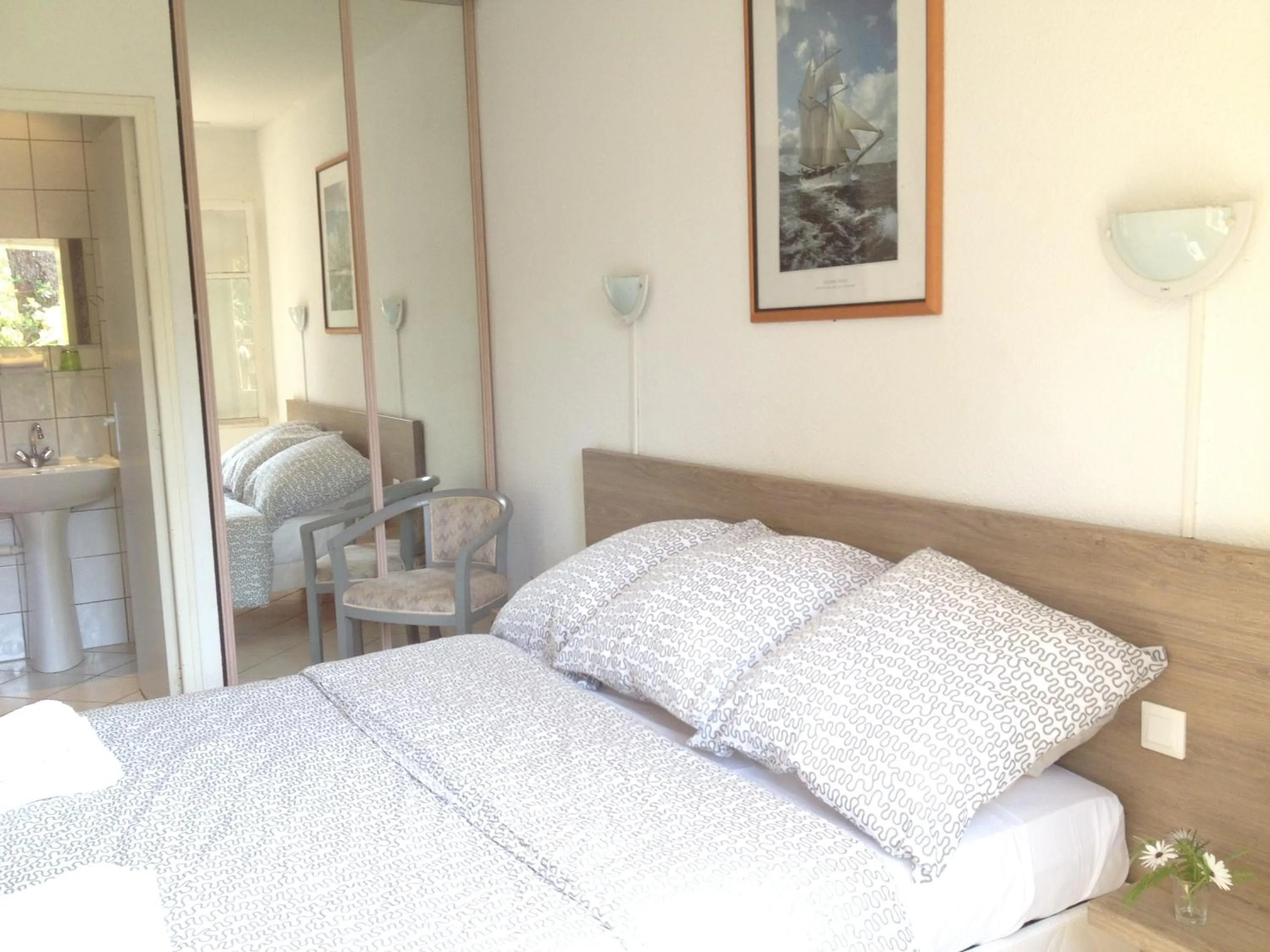 Bedroom, Bed in Hôtel De La Mer