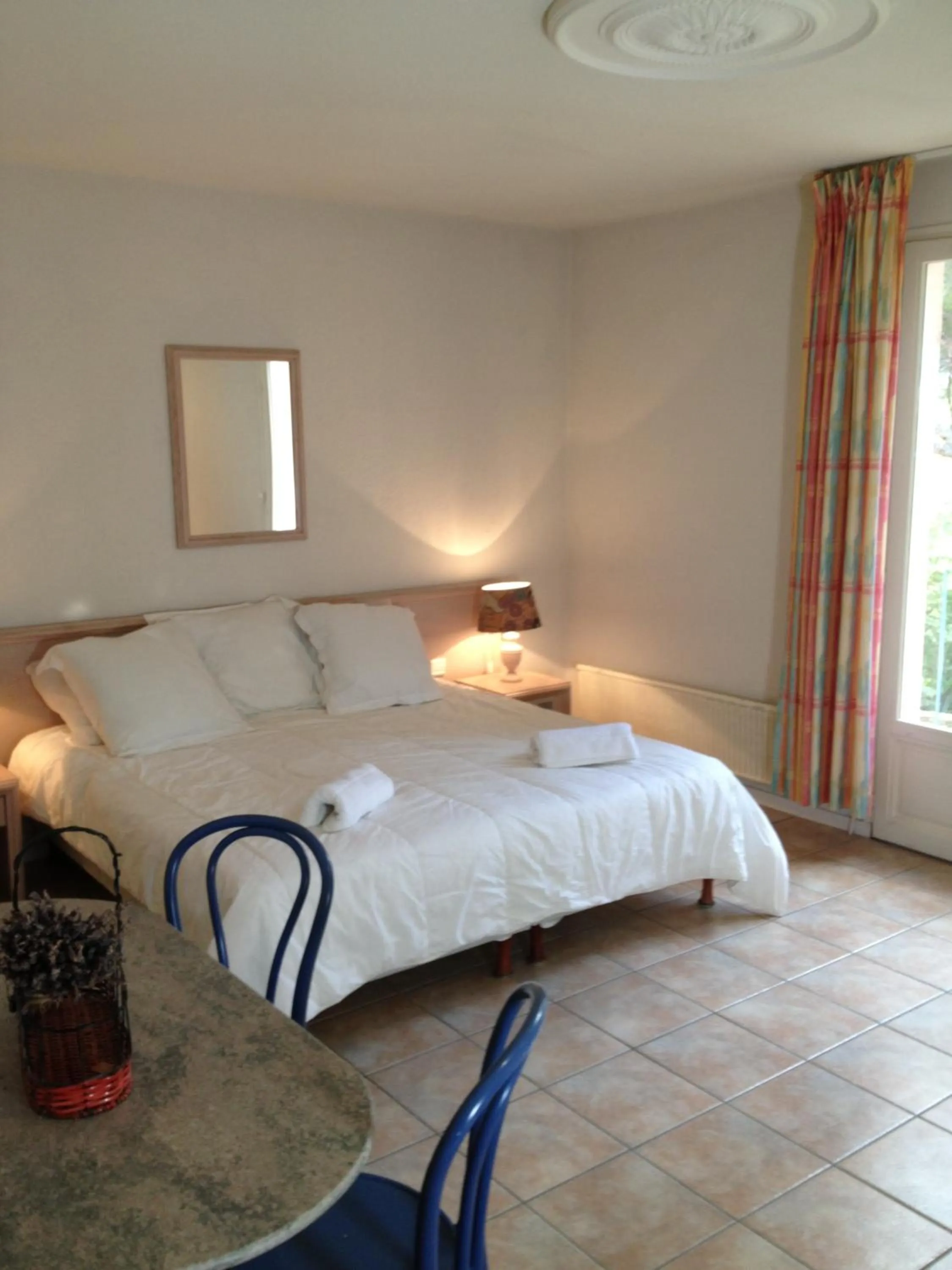 Property building, Bed in Hôtel De La Mer