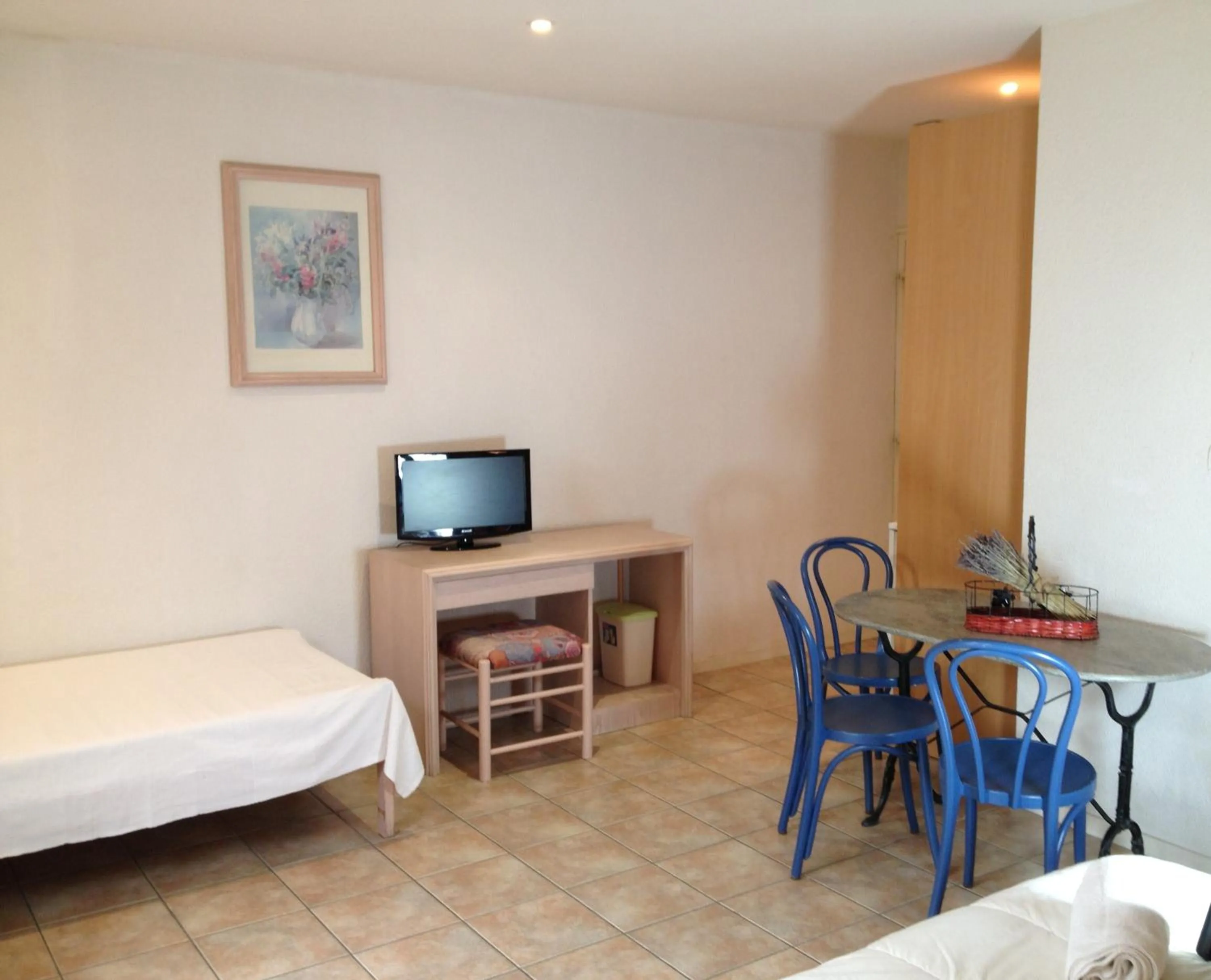 Living room, Bed in Hôtel De La Mer