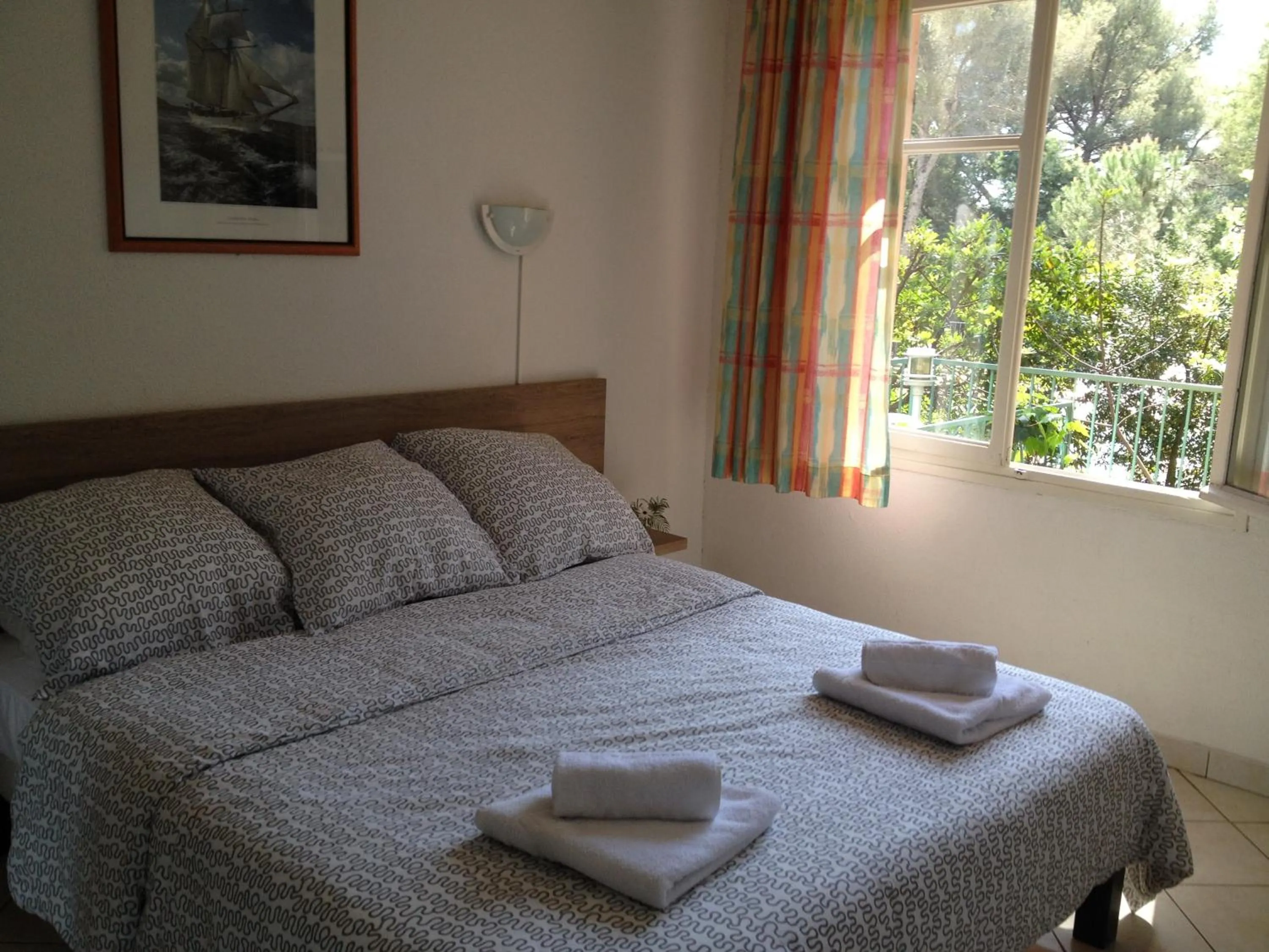 Property building, Bed in Hôtel De La Mer