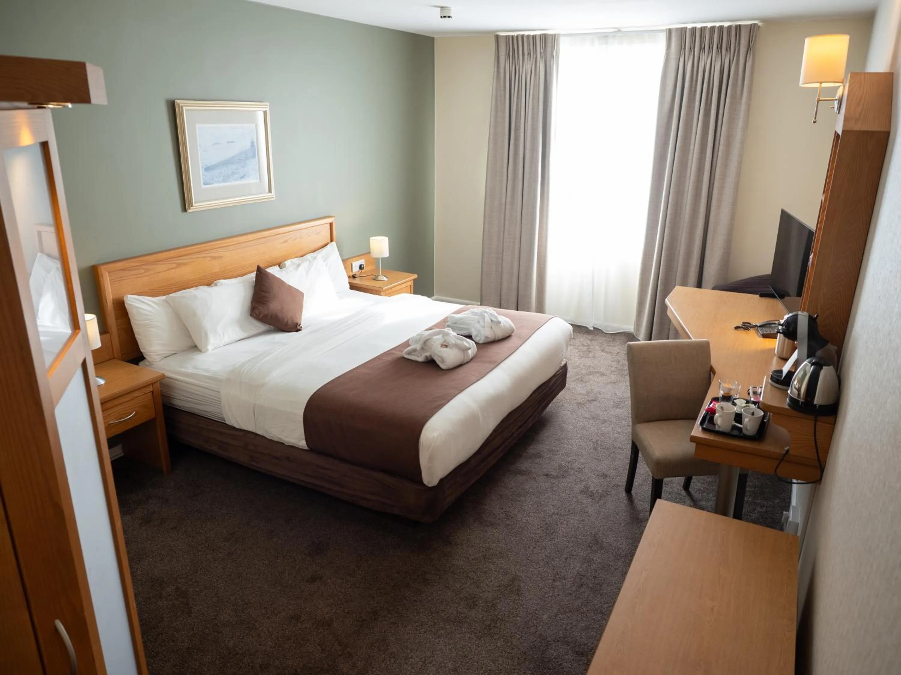 Bedroom, Bed in Future Inn Cardiff Bay