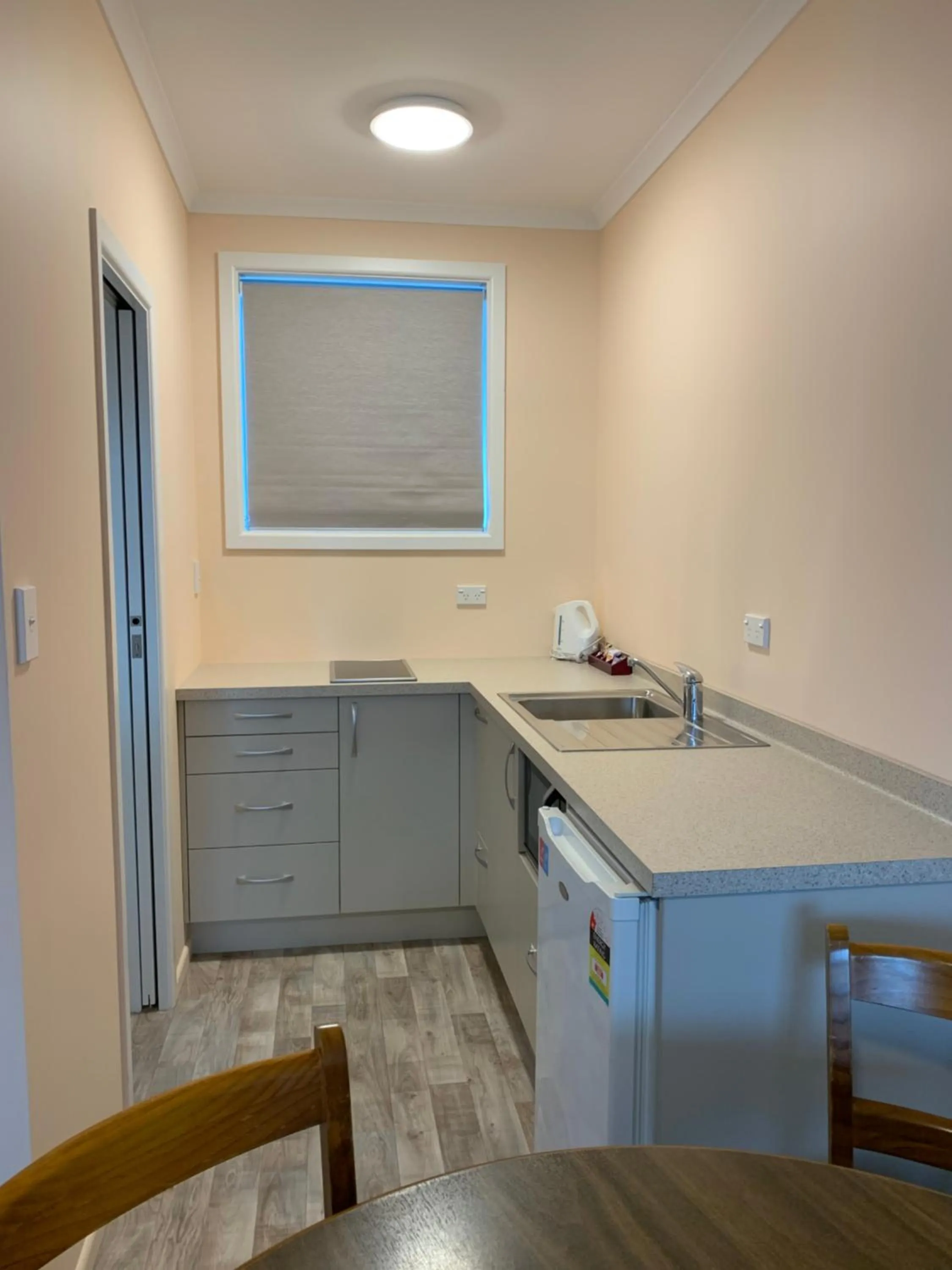 Kitchen or kitchenette in Kingswood Motel