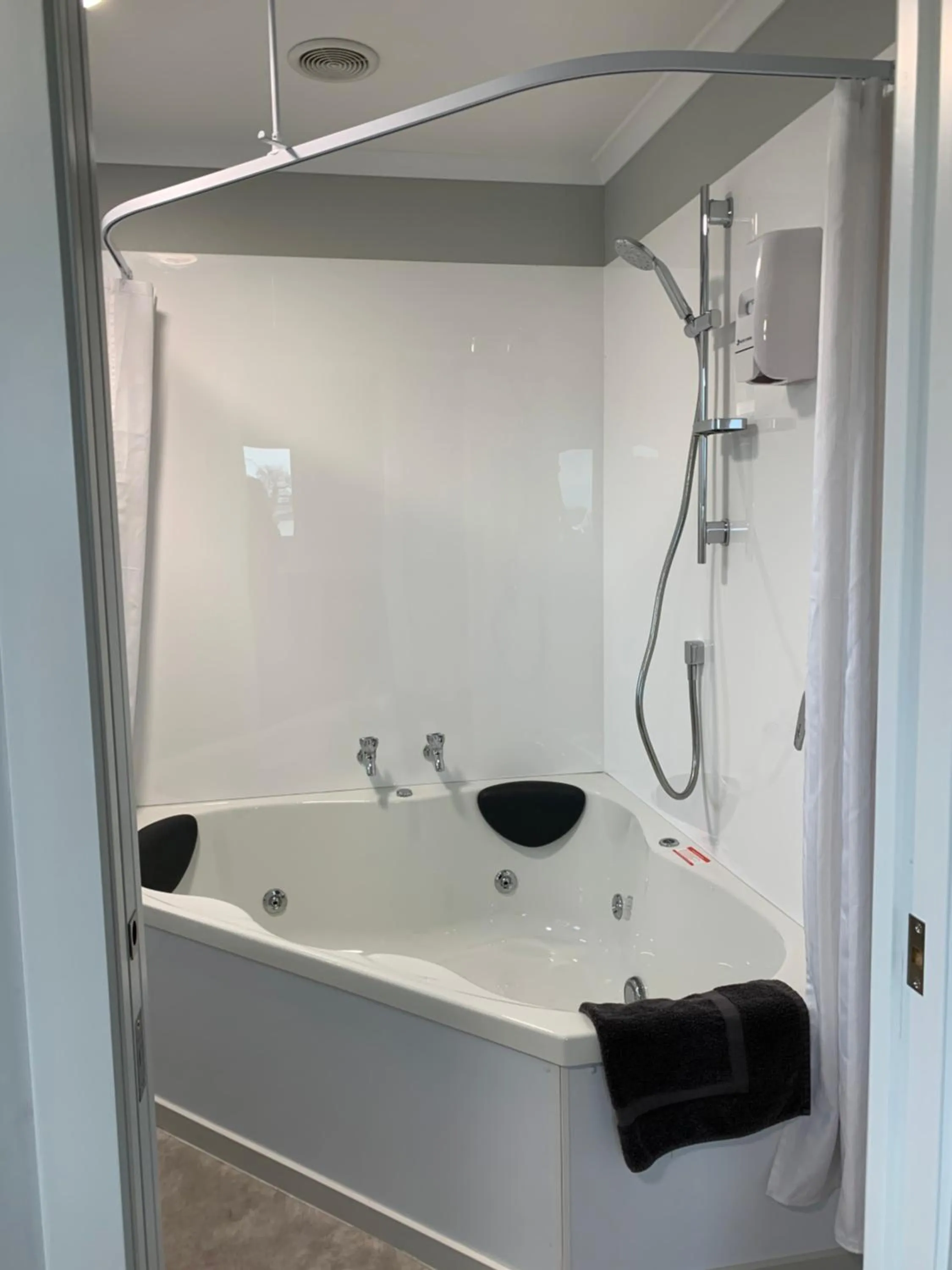 Shower in Kingswood Motel