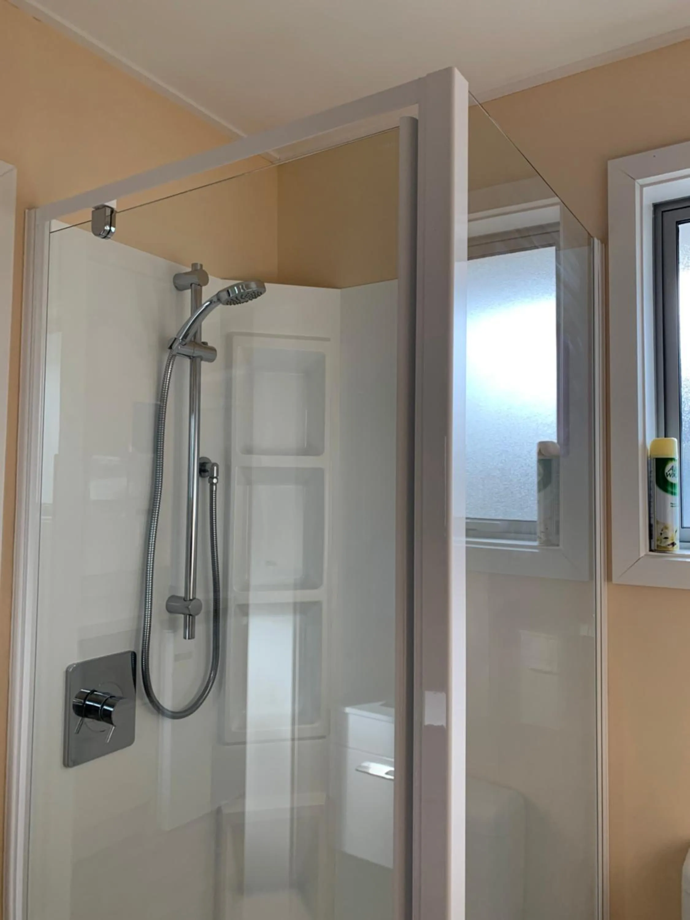 Shower in Kingswood Motel