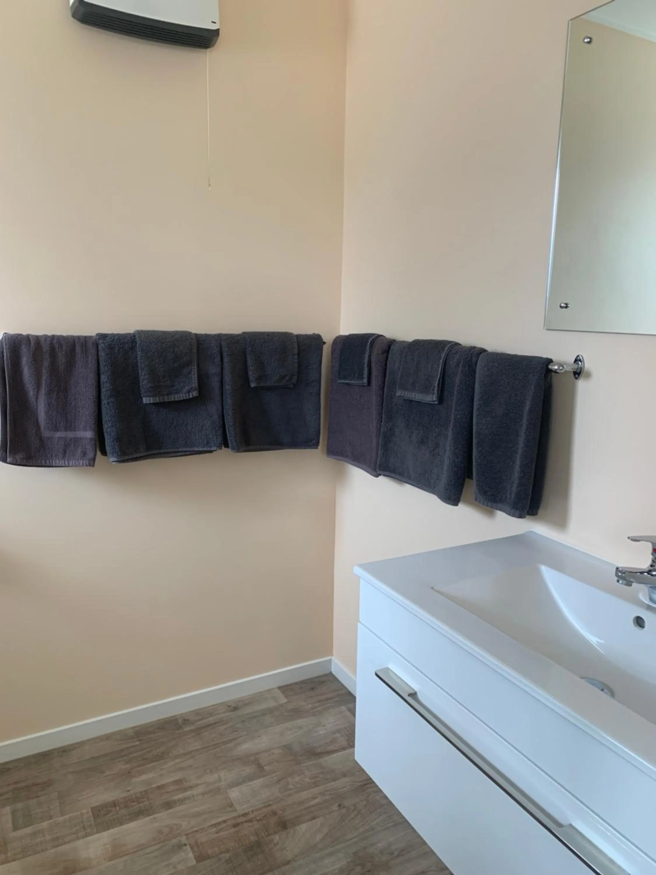 Bathroom in Kingswood Motel