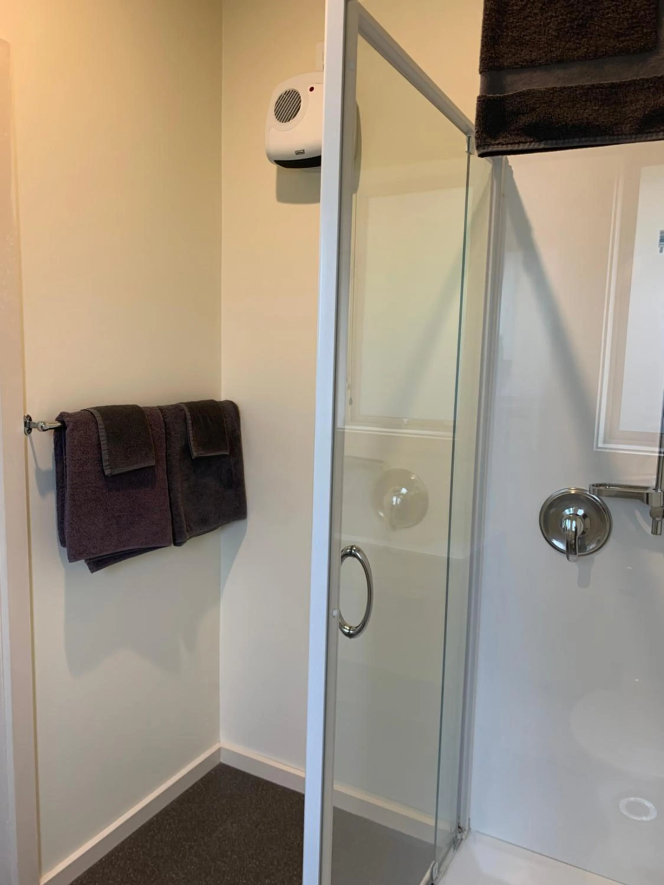 Bathroom in Kingswood Motel