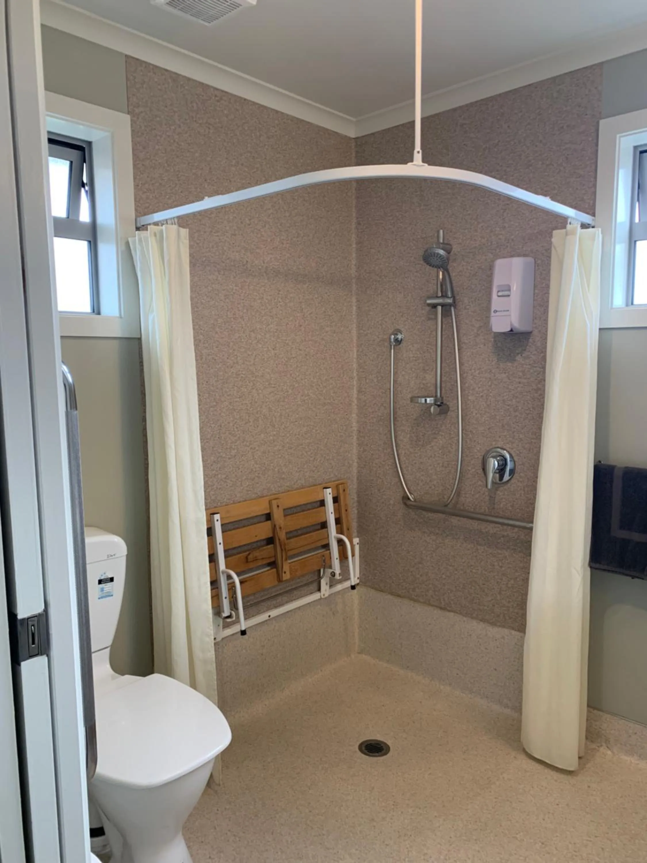 Shower in Kingswood Motel