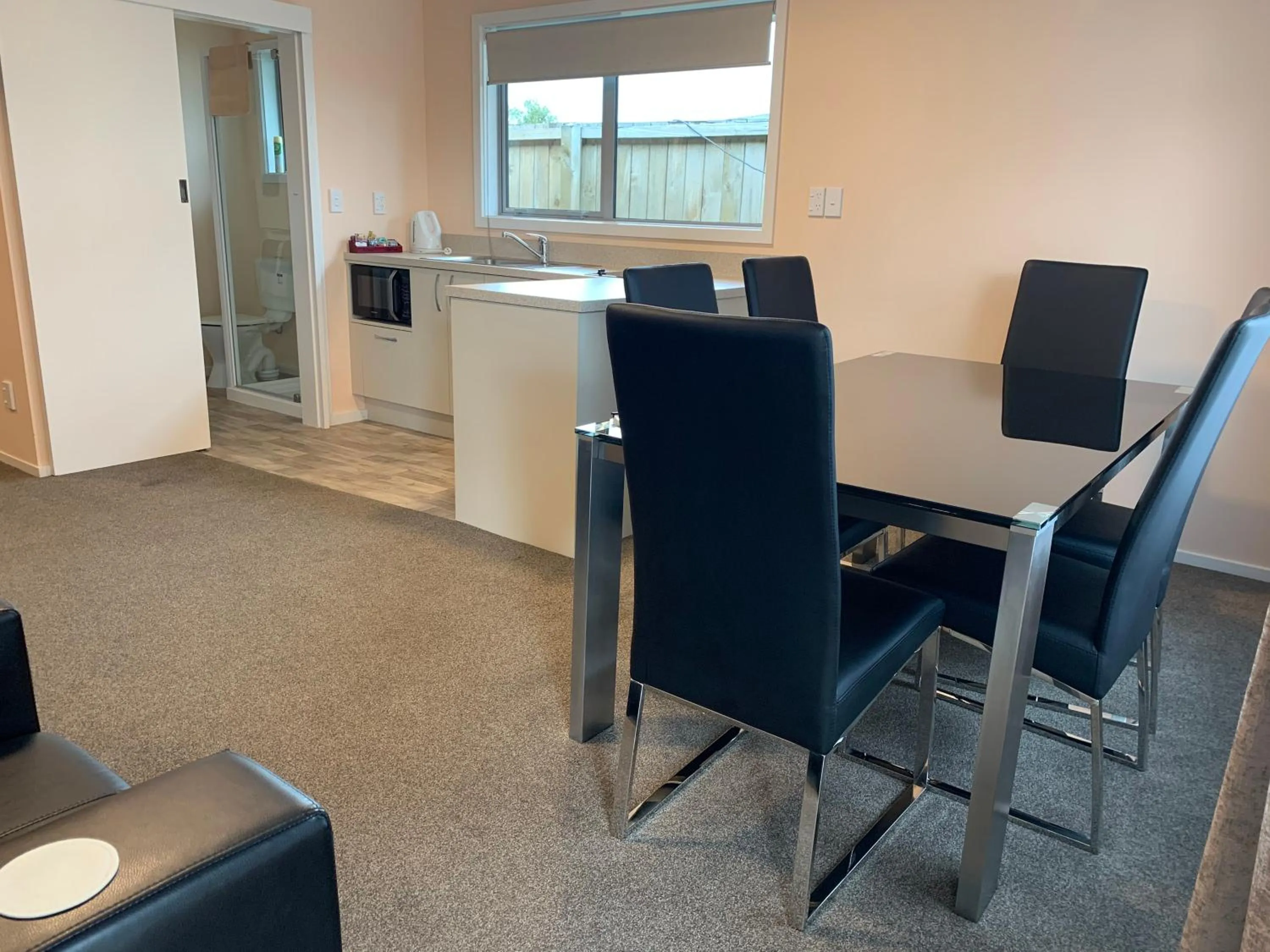 Dining area in Kingswood Motel