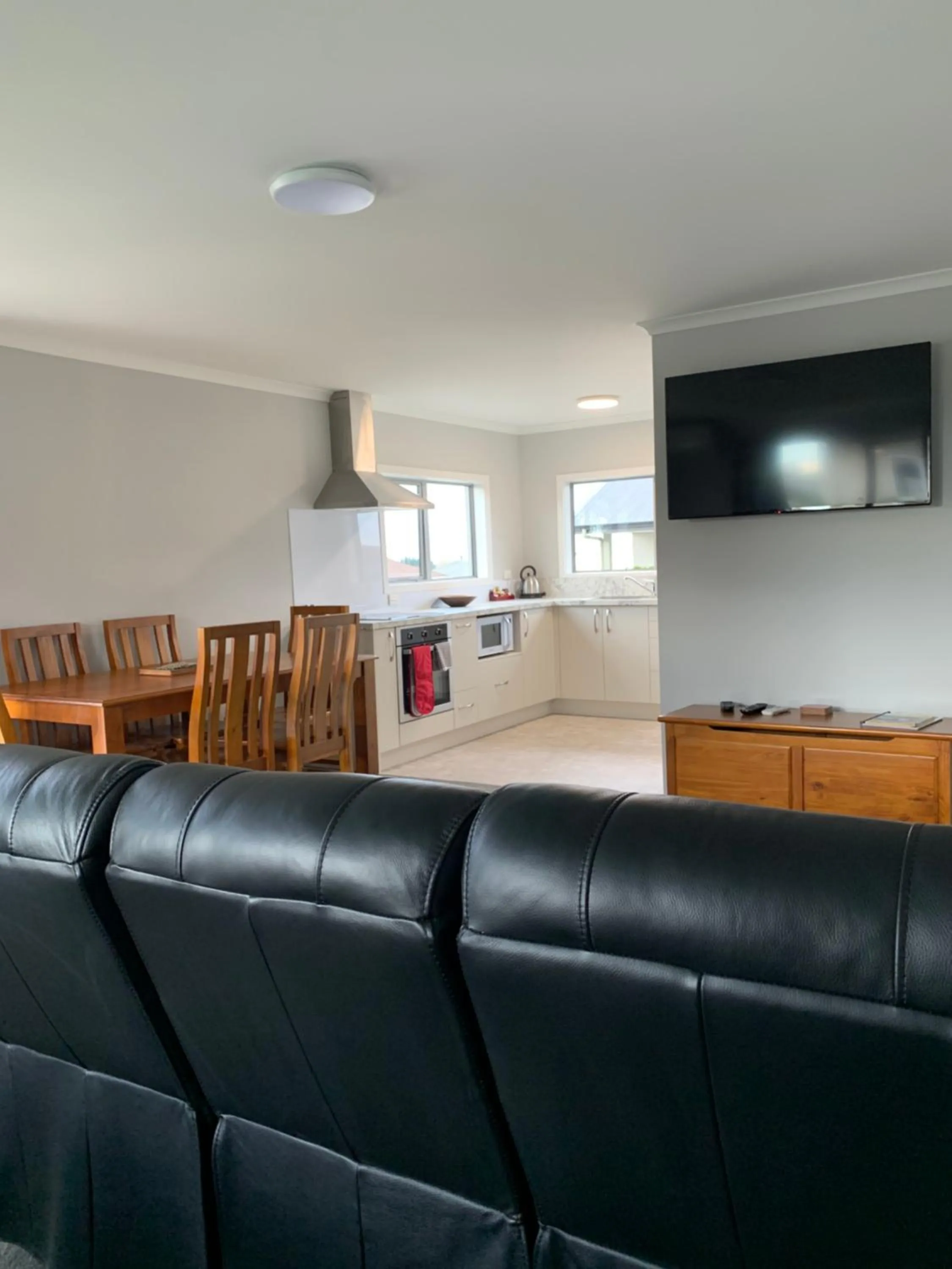 Kitchen or kitchenette in Kingswood Motel