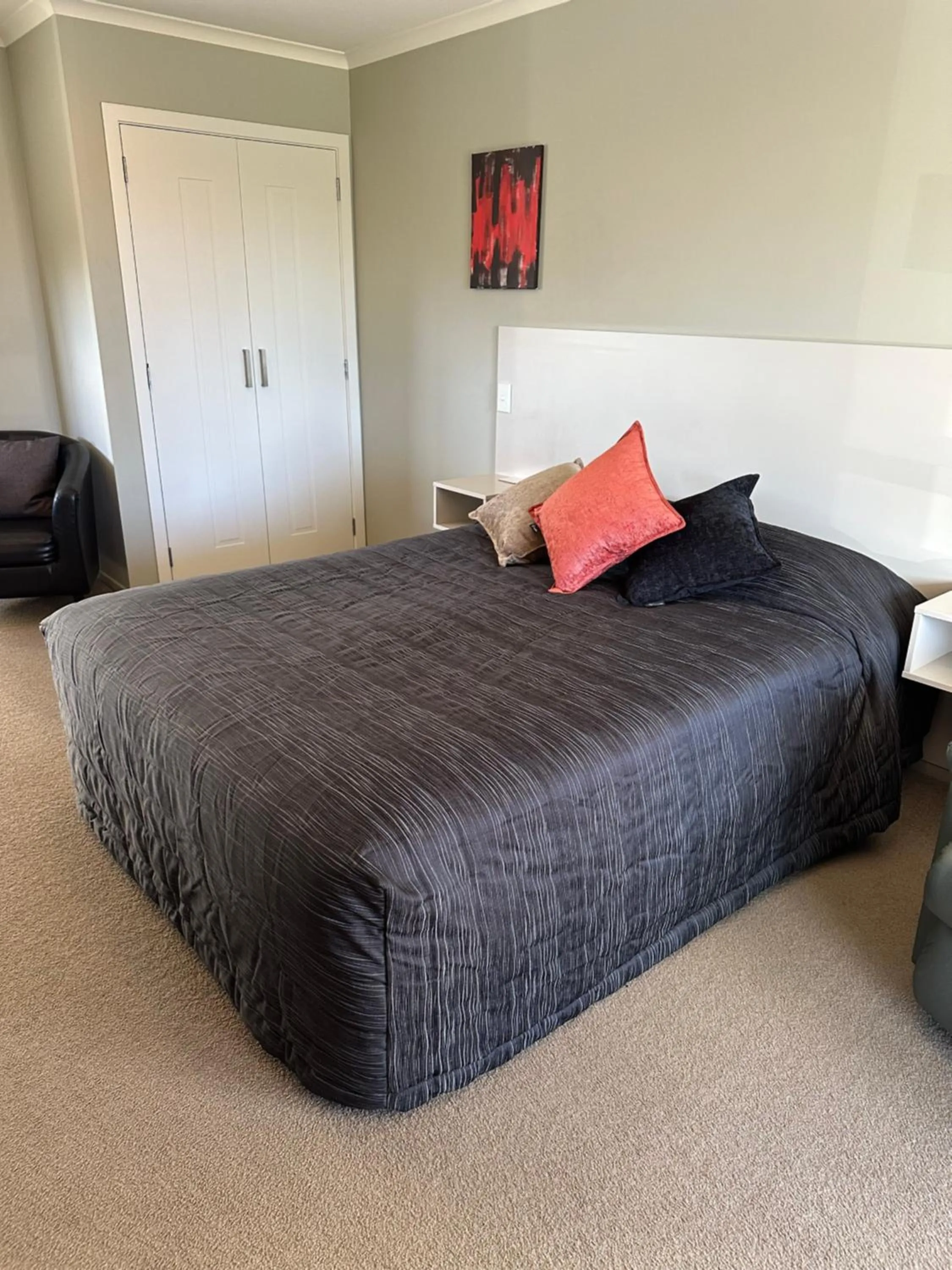 Bed in Kingswood Motel