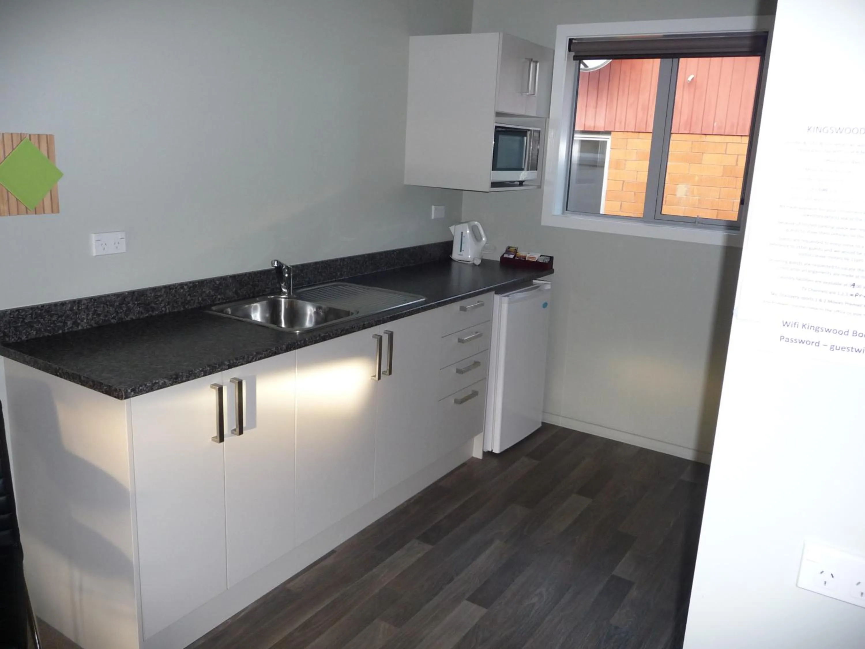 Kitchen or kitchenette in Kingswood Motel